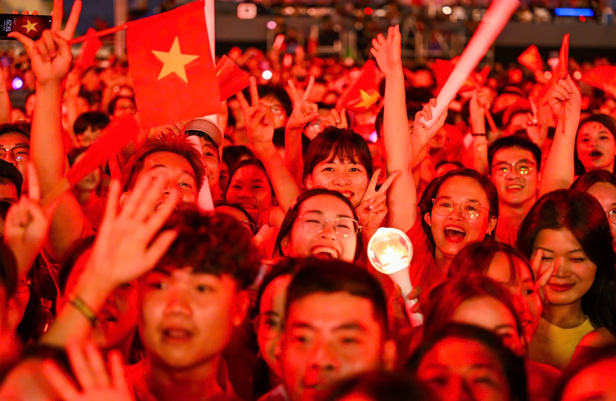 Jóvenes entusiasmados antes de la inauguración.
