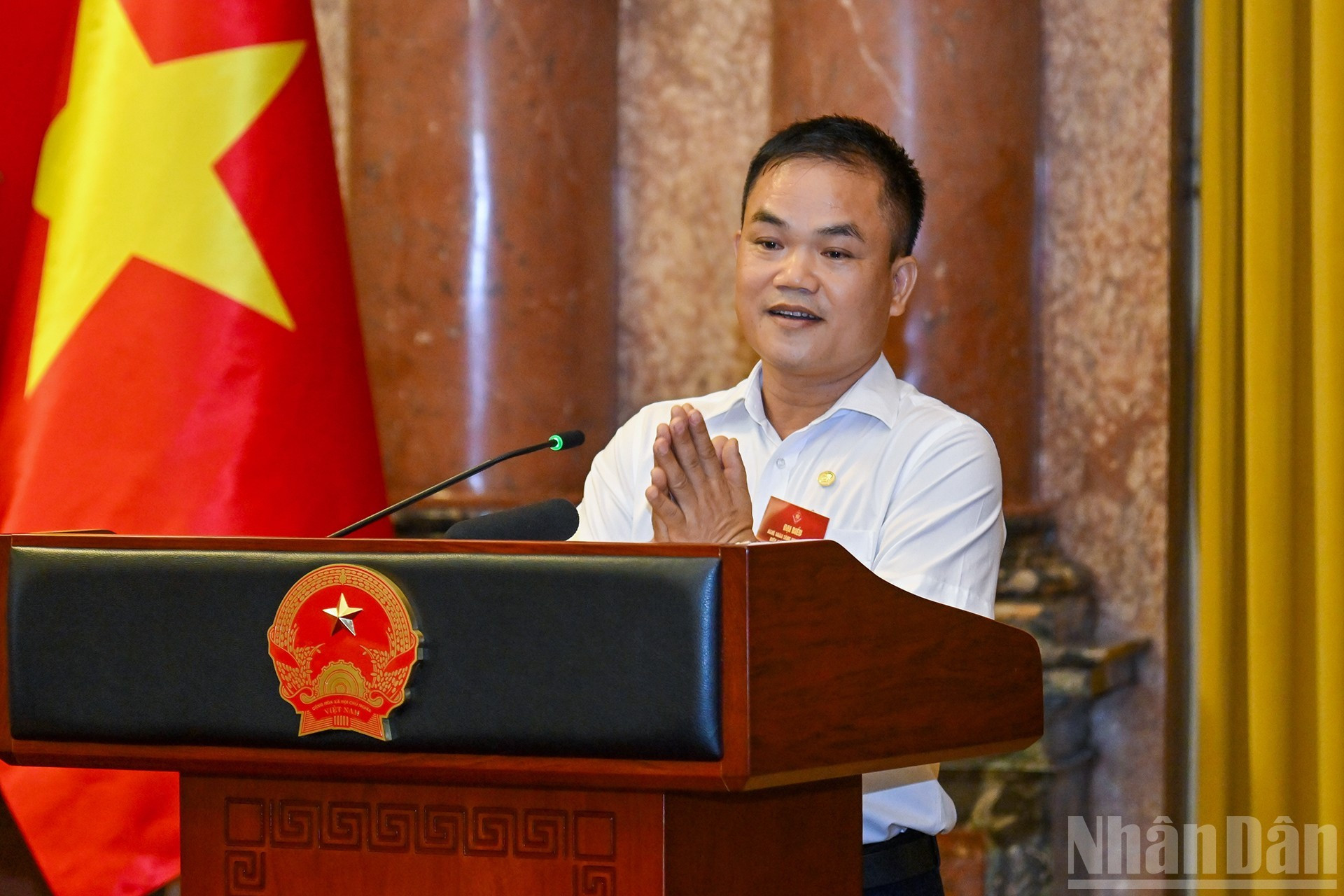 El Artesano Eminente Dao Viet Binh, presidente de la Asociación de Cerámica Kim Lan, interviene en el encuentro.