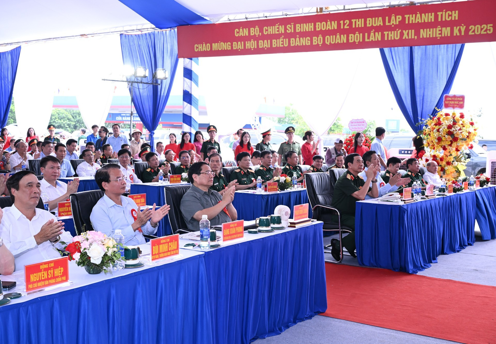 El primer ministro Pham Minh Chinh y los delegados en el acto.