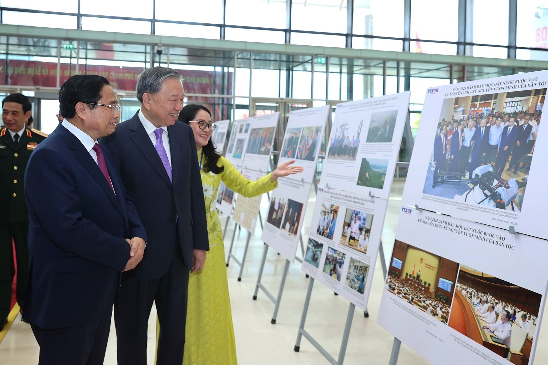 El secretario general del PCV, To Lam, y el primer ministro Pham Minh Chinh, junto con los delegados, recorren la exposición fotográfica sobre las actividades del Gobierno a lo largo de los distintos períodos. El secretario general del PCV, To Lam, y el primer ministro Pham Minh Chinh, junto con los delegados, recorren la exposición fotográfica sobre las actividades del Gobierno a lo largo de los distintos períodos.