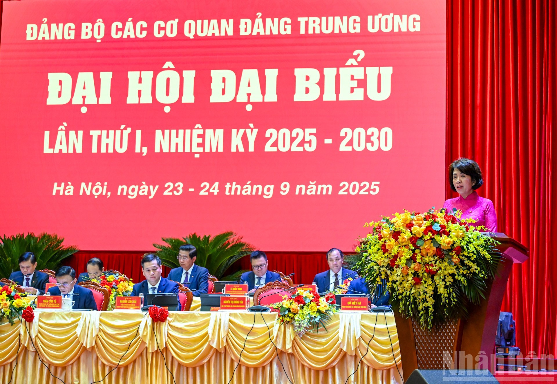 Nguyen Thi Hoang Van, subsecretaria del Comité partidista de los órganos del CC del PCV, presenta el reglamento de trabajo y las normas de la asamblea partidista.