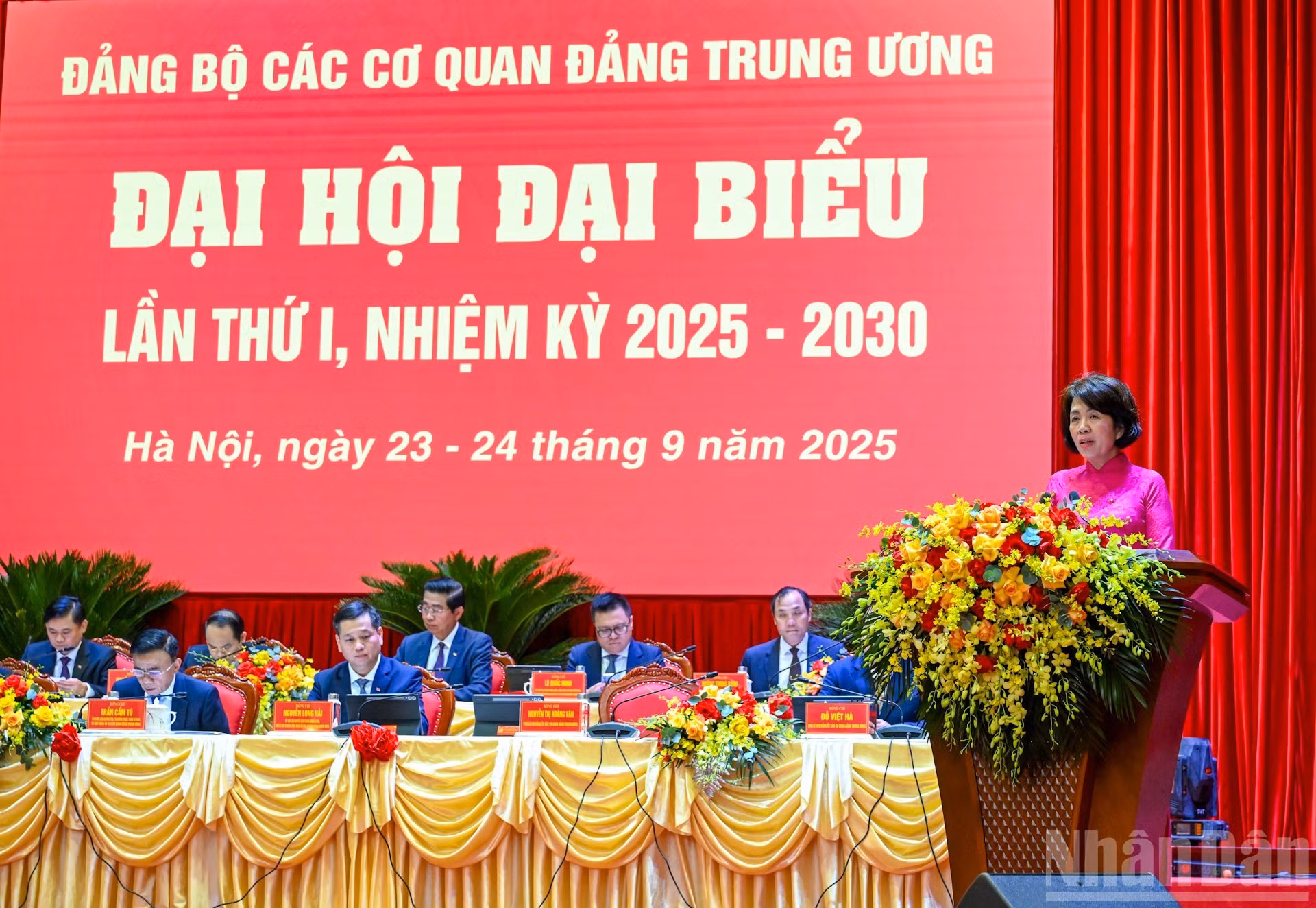 Nguyen Thi Hoang Van, subsecretaria del Comité partidista de los órganos del CC del PCV, presenta el reglamento de trabajo y las normas de la asamblea partidista.