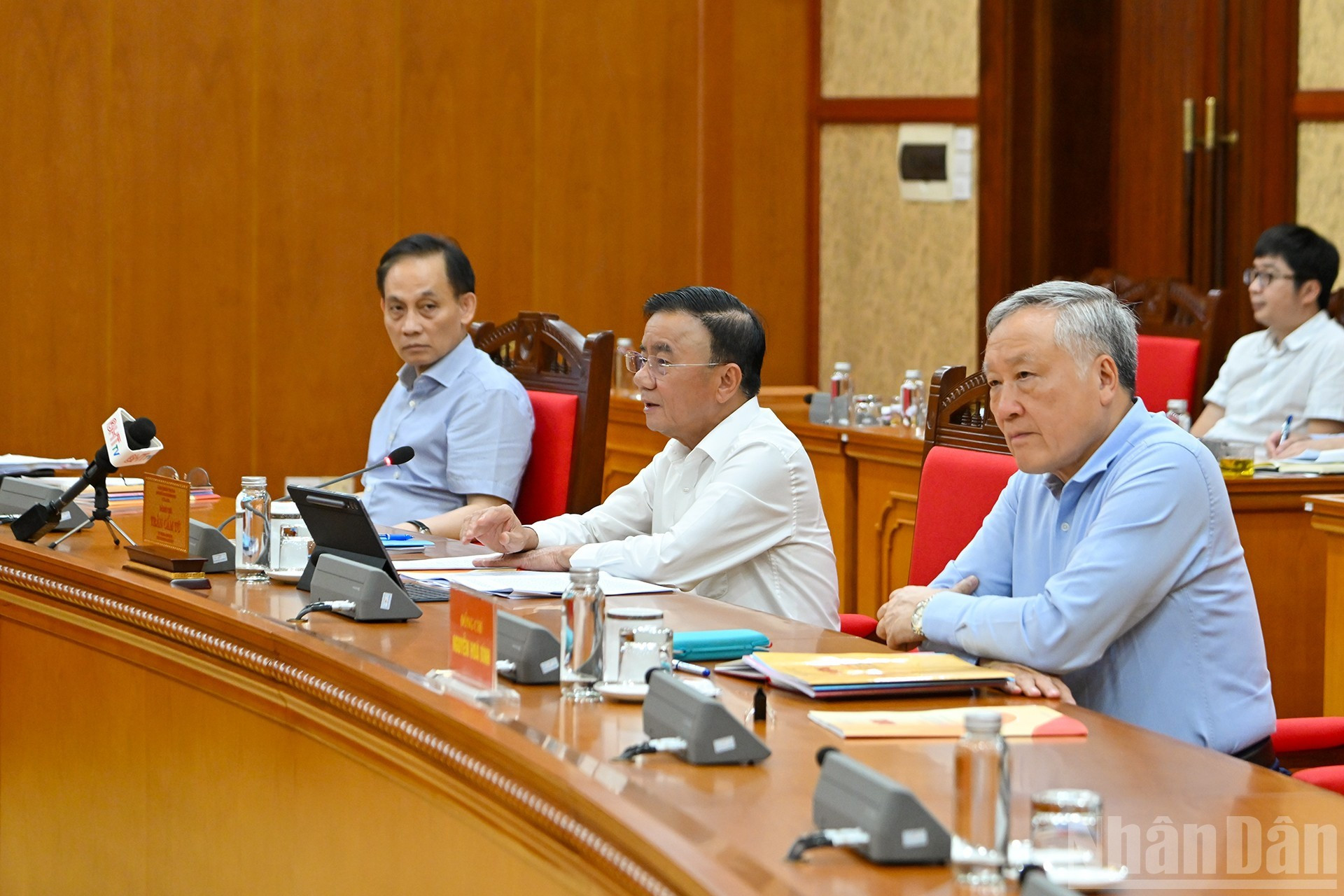 El miembro permanente del Secretariado del PCV, Tran Cam Tu; el viceprimer ministro permanente, Nguyen Hoa Binh; y el ministro interino de Relaciones Exteriores, Le Hoai Trung, en la reunión. El miembro permanente del Secretariado del PCV, Tran Cam Tu; el viceprimer ministro permanente, Nguyen Hoa Binh; y el ministro interino de Relaciones Exteriores, Le Hoai Trung, en la reunión.
