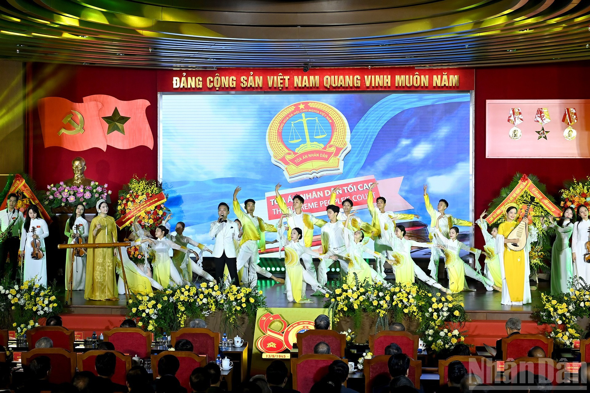 Espectáculo artístico en el acto.