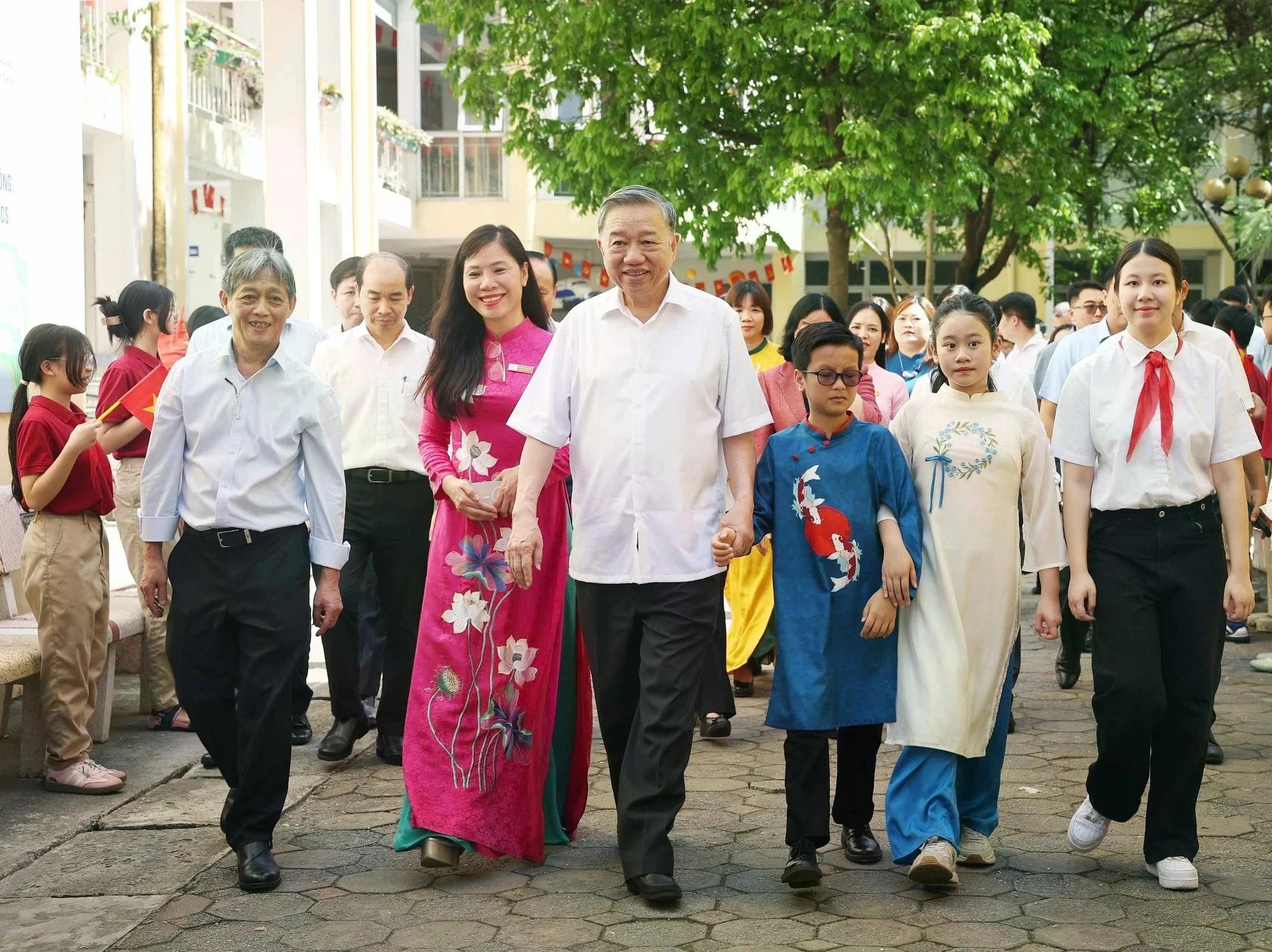[Foto] Máximo líder partidista vietnamita visita escuelas especiales en Hanói