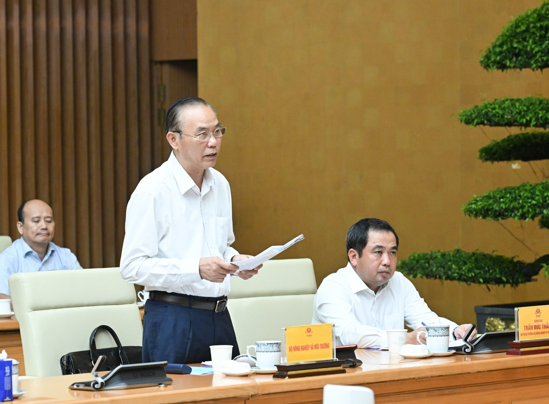 El viceministro de Agricultura y Medio Ambiente, Phung Duc Tien, interviene en la reunión.