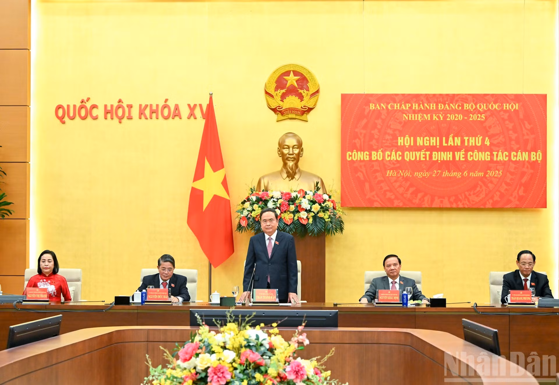 Tran Thanh Man, junto con los vicepresidentes del Parlamento y vice secretarios del Comité partidista del órgano legislativo, preside la reunión.