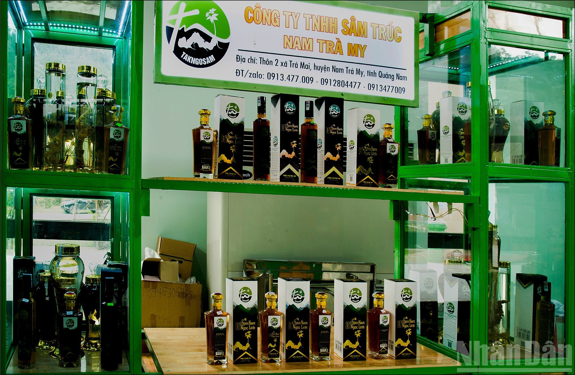 Productos elaborados a partir del ginseng Ngoc Linh, presentes en los puestos de ese mercado tradicional. Productos elaborados a partir del ginseng Ngoc Linh, presentes en los puestos de ese mercado tradicional.