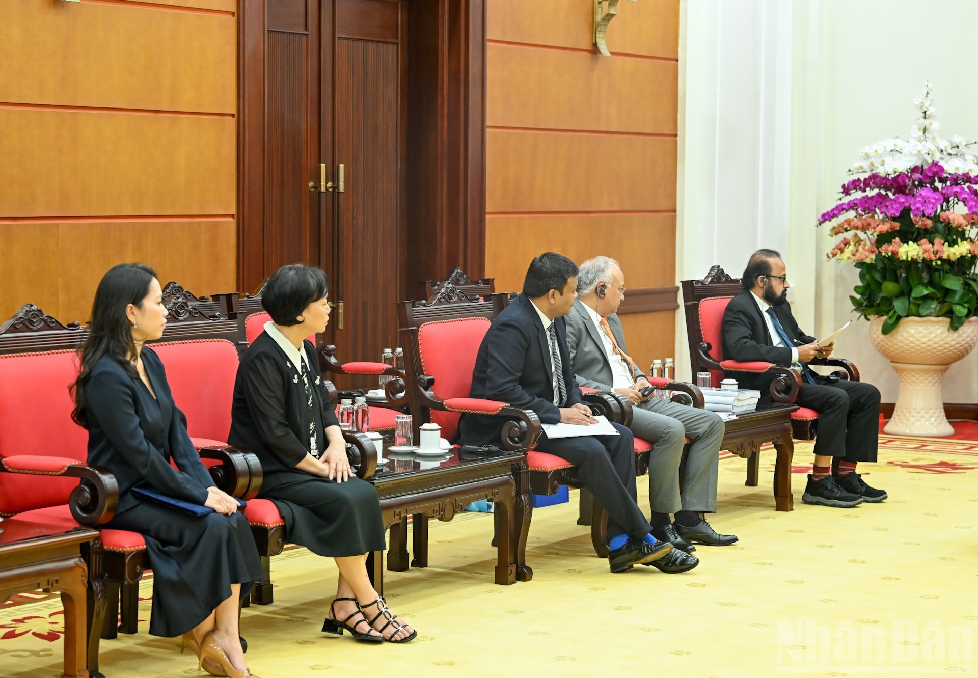 Miembros de la delegación que acompaña al presidente del Grupo Adani en el encuentro. (Foto: VNA)