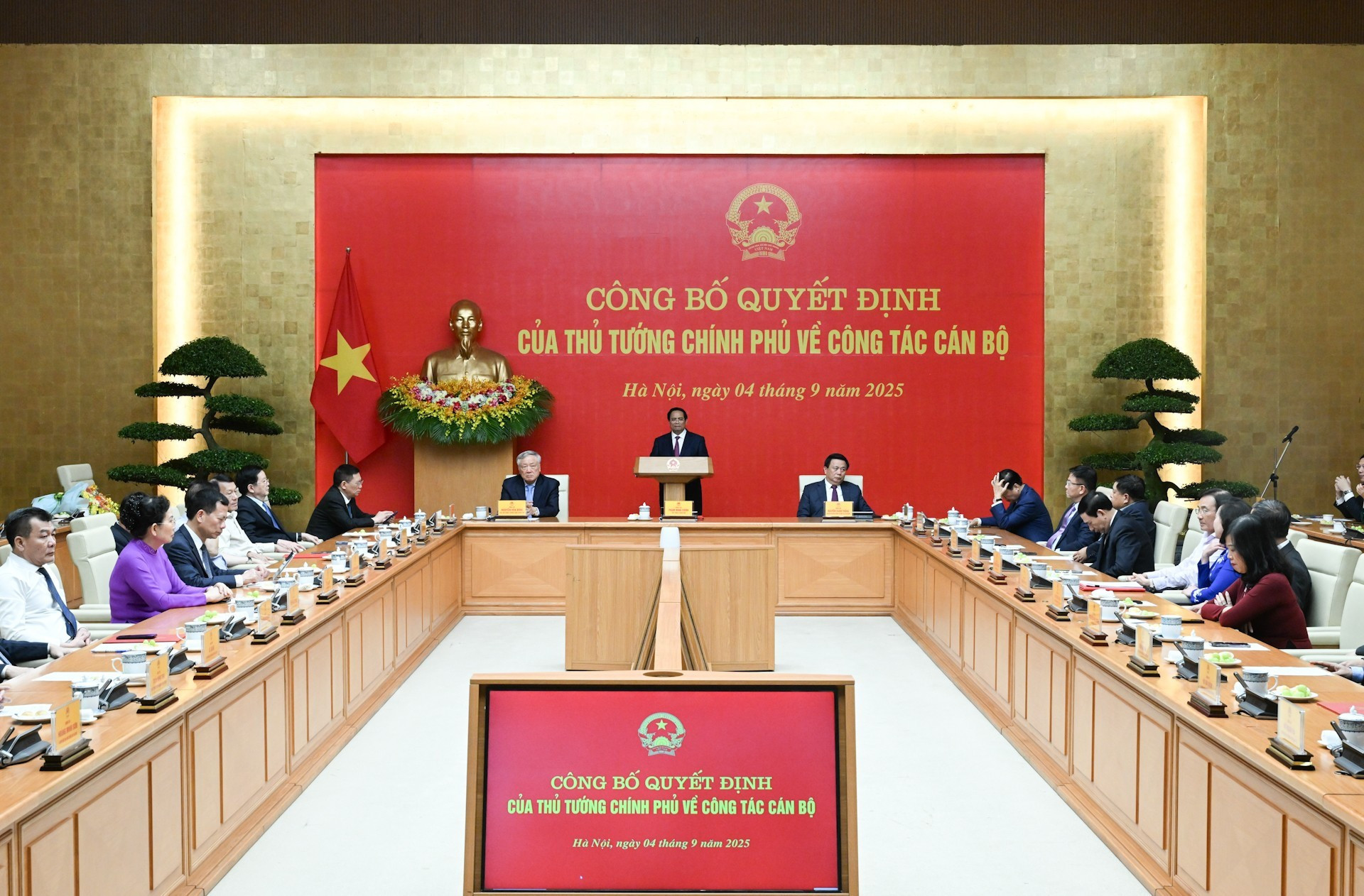 El primer ministro Pham Minh Chinh preside el acto. El primer ministro Pham Minh Chinh preside el acto.