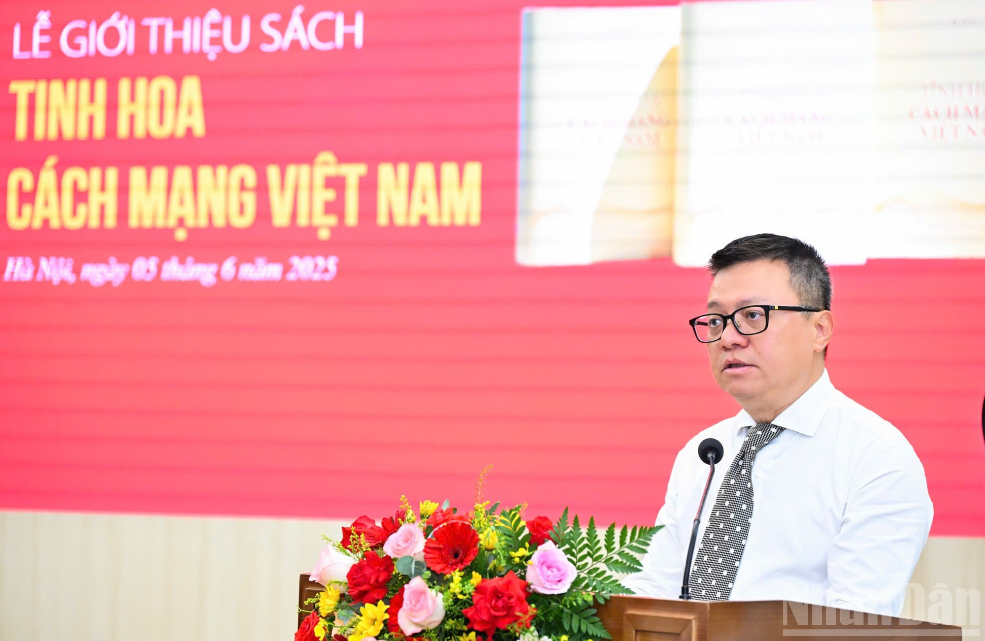 Le Quoc Minh, miembro del CC del PCV, presidente-editor del Periódico Nhan Dan, vicejefe de la Comisión de Propaganda y Movilización de Masas del CC del PCV y presidente de la Asociación de Periodistas de Vietnam, afirma que el libro condensa las preocupaciones, pensamientos y aspiraciones de un intelectual, combatiente, periodista y activista político que ha dedicado toda su vida a la revolución. Le Quoc Minh, miembro del CC del PCV, presidente-editor del Periódico Nhan Dan, vicejefe de la Comisión de Propaganda y Movilización de Masas del CC del PCV y presidente de la Asociación de Periodistas de Vietnam, afirma que el libro condensa las preocupaciones, pensamientos y aspiraciones de un intelectual, combatiente, periodista y activista político que ha dedicado toda su vida a la revolución.