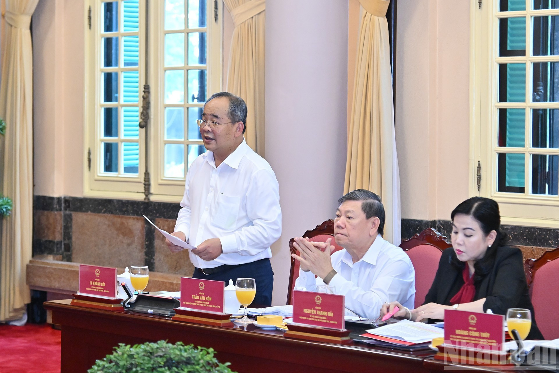 Le Khanh Hai, jefe de la Oficina de la Presidencia, toma la palabra durante la reunión. Le Khanh Hai, jefe de la Oficina de la Presidencia, toma la palabra durante la reunión.