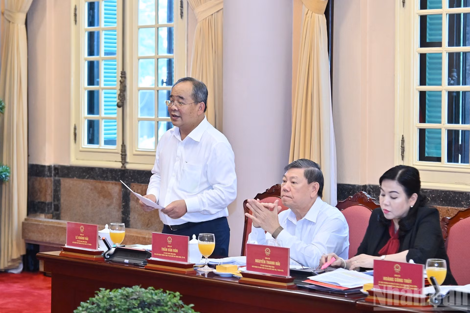 Le Khanh Hai, jefe de la Oficina de la Presidencia, toma la palabra durante la reunión.
