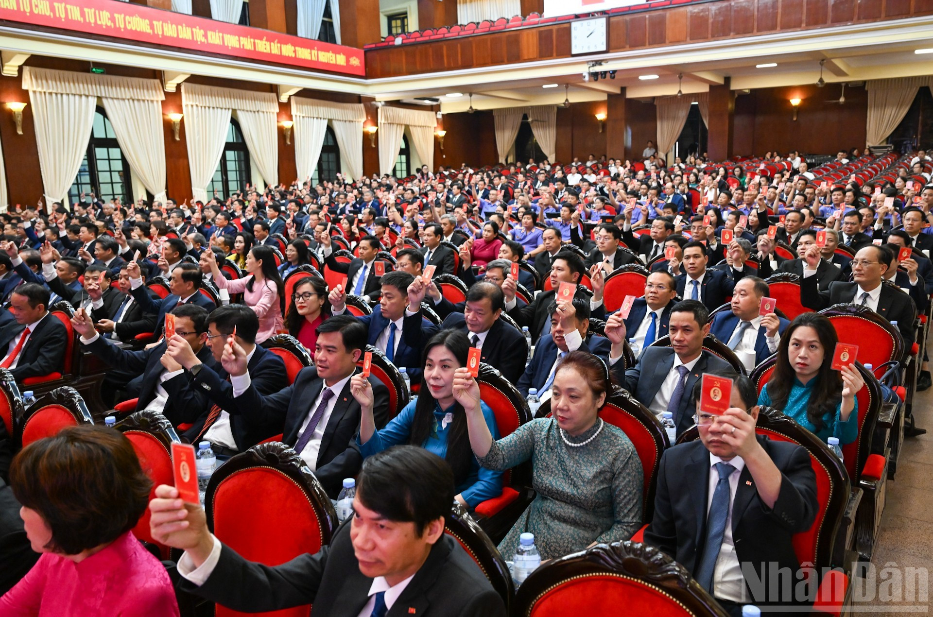 Los delegados aprueban el programa, el reglamento de trabajo y las normas de la reunión.