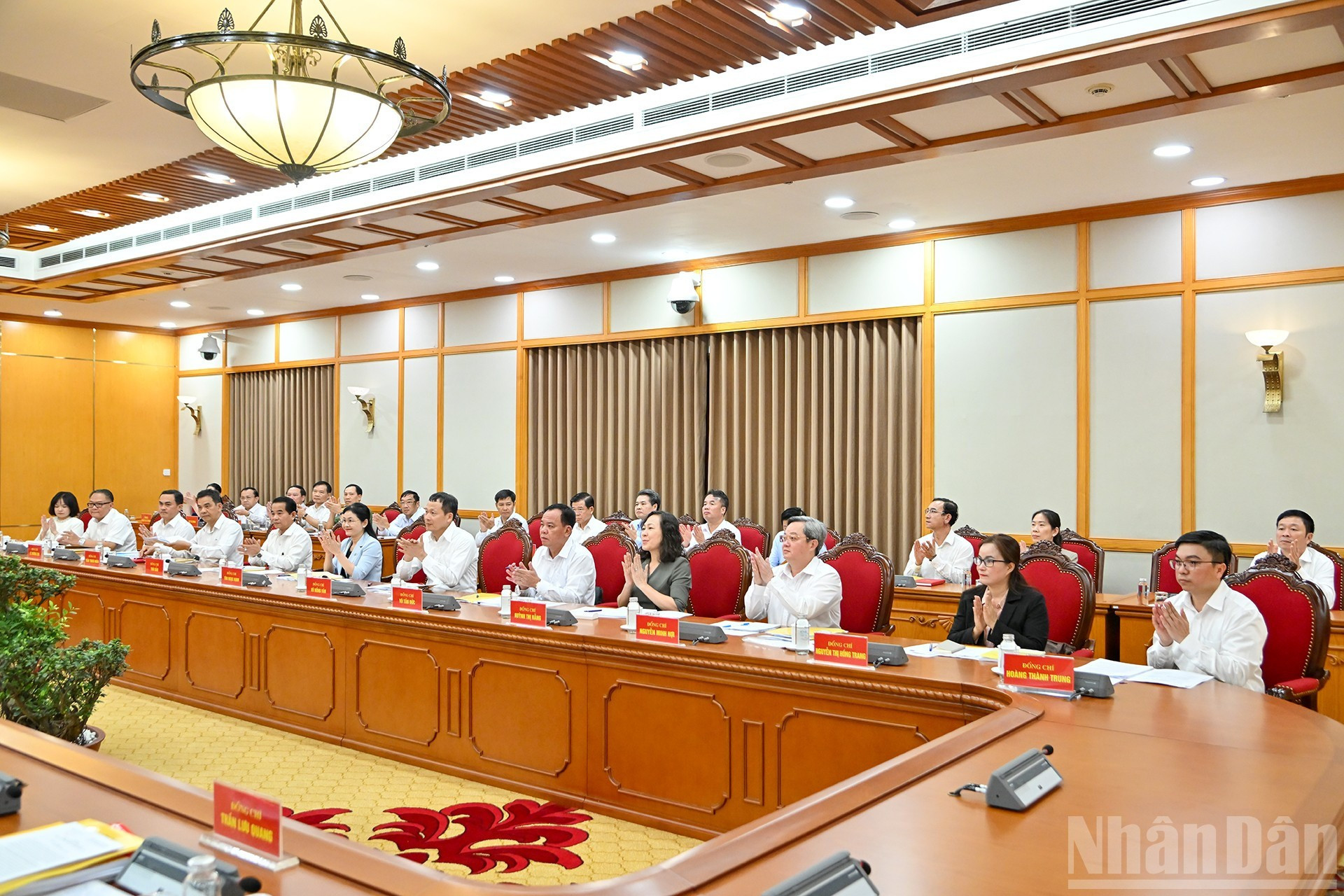 Los miembros de la Junta Permanente del Comité del Partido de Dong Nai. Los miembros de la Junta Permanente del Comité del Partido de Dong Nai.
