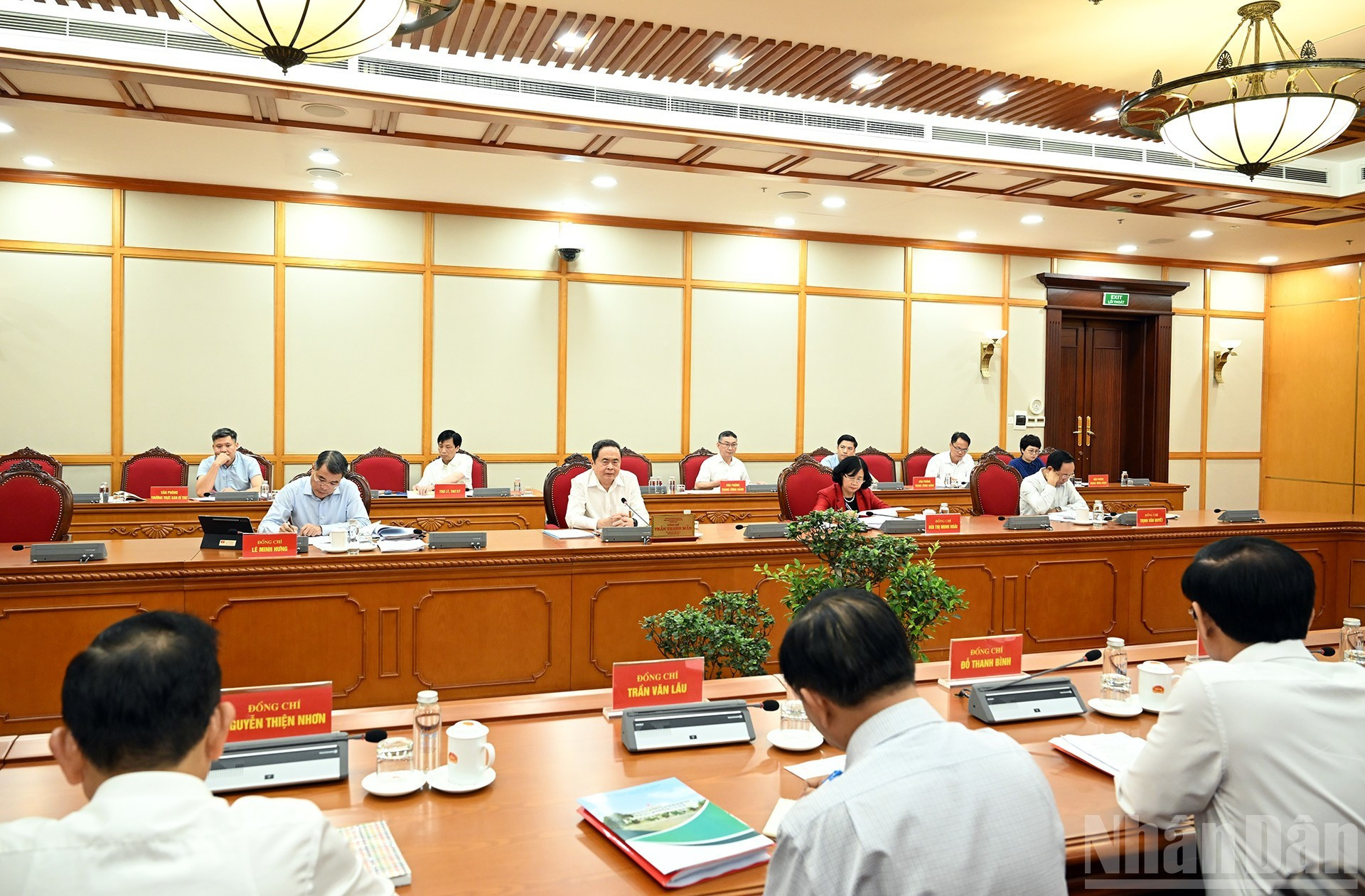 El presidente de la ANV, Tran Thanh Man, junto con miembros del Buró Político y del Secretariado en la reunión. El presidente de la ANV, Tran Thanh Man, junto con miembros del Buró Político y del Secretariado en la reunión.