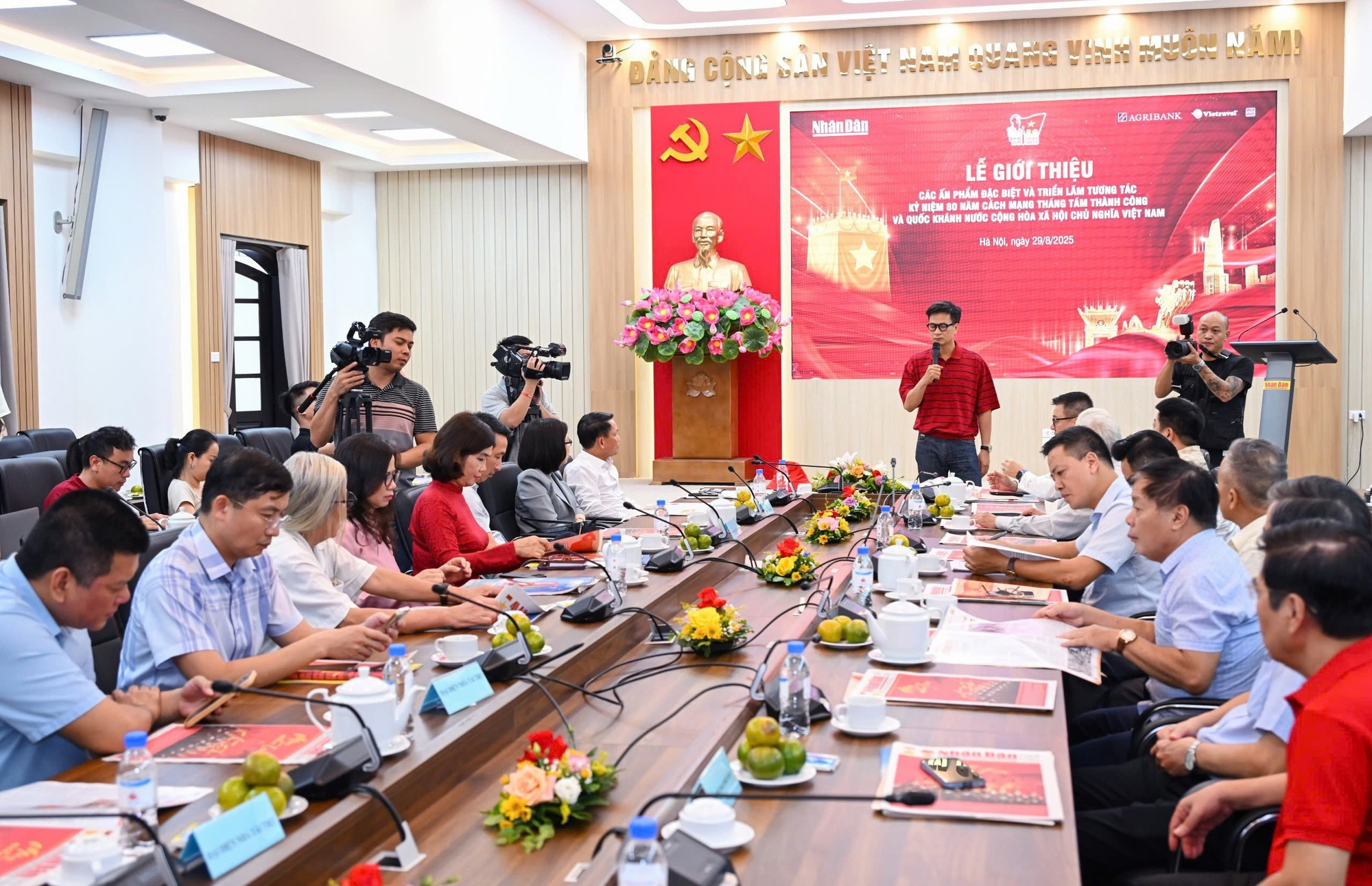 El pintor Kim Duan, encargado de la ilustración y el diseño del suplemento especial del 2 de septiembre, destaca que la publicación busca retratar la imagen del Presidente Ho Chi Minh de manera históricamente precisa y, al mismo tiempo, cercana al pensamiento del pueblo. El pintor Kim Duan, encargado de la ilustración y el diseño del suplemento especial del 2 de septiembre, destaca que la publicación busca retratar la imagen del Presidente Ho Chi Minh de manera históricamente precisa y, al mismo tiempo, cercana al pensamiento del pueblo.