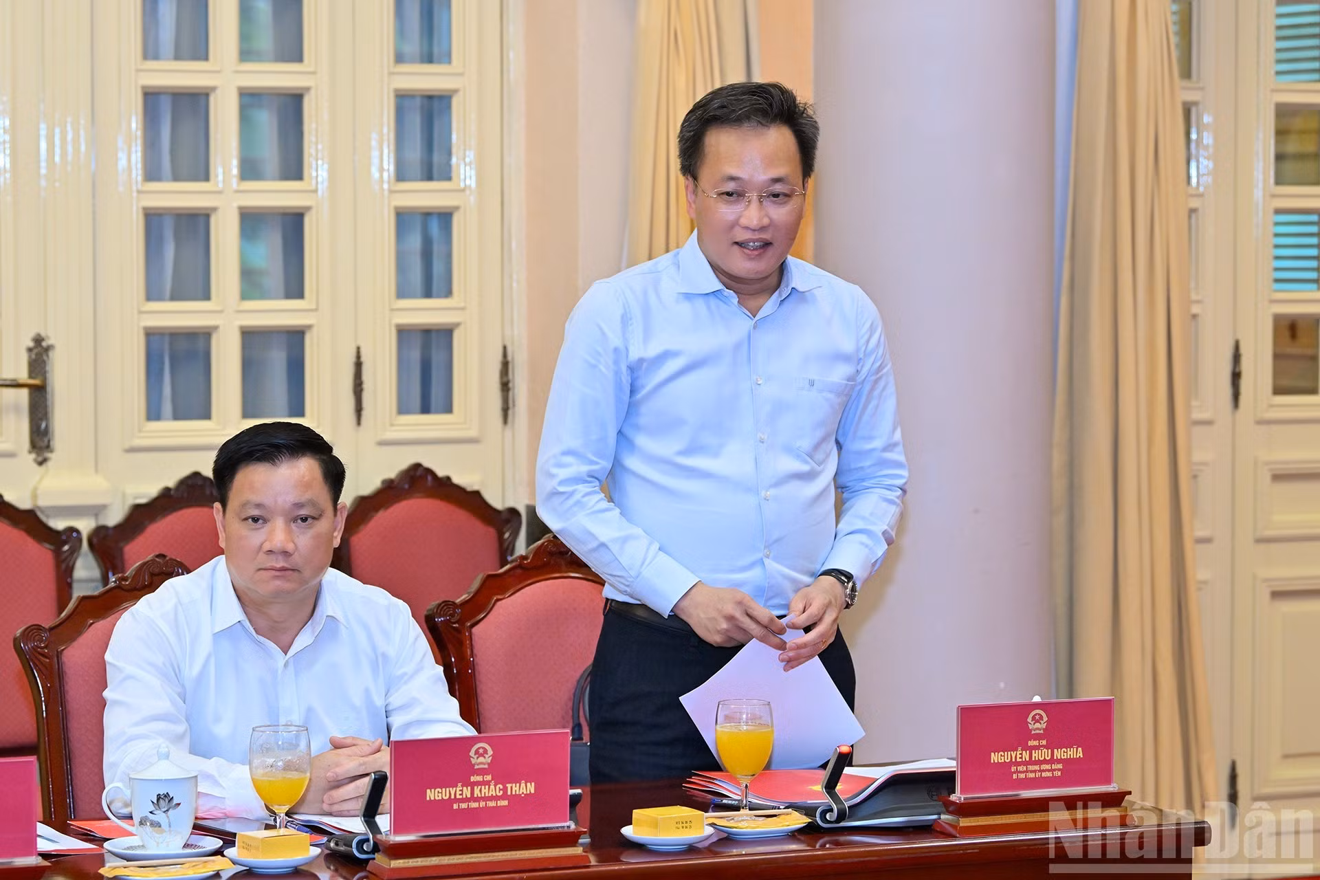Nguyen Huu Nghia, secretario del Comité partidista de Hung Yen, interviene en el encuentro.