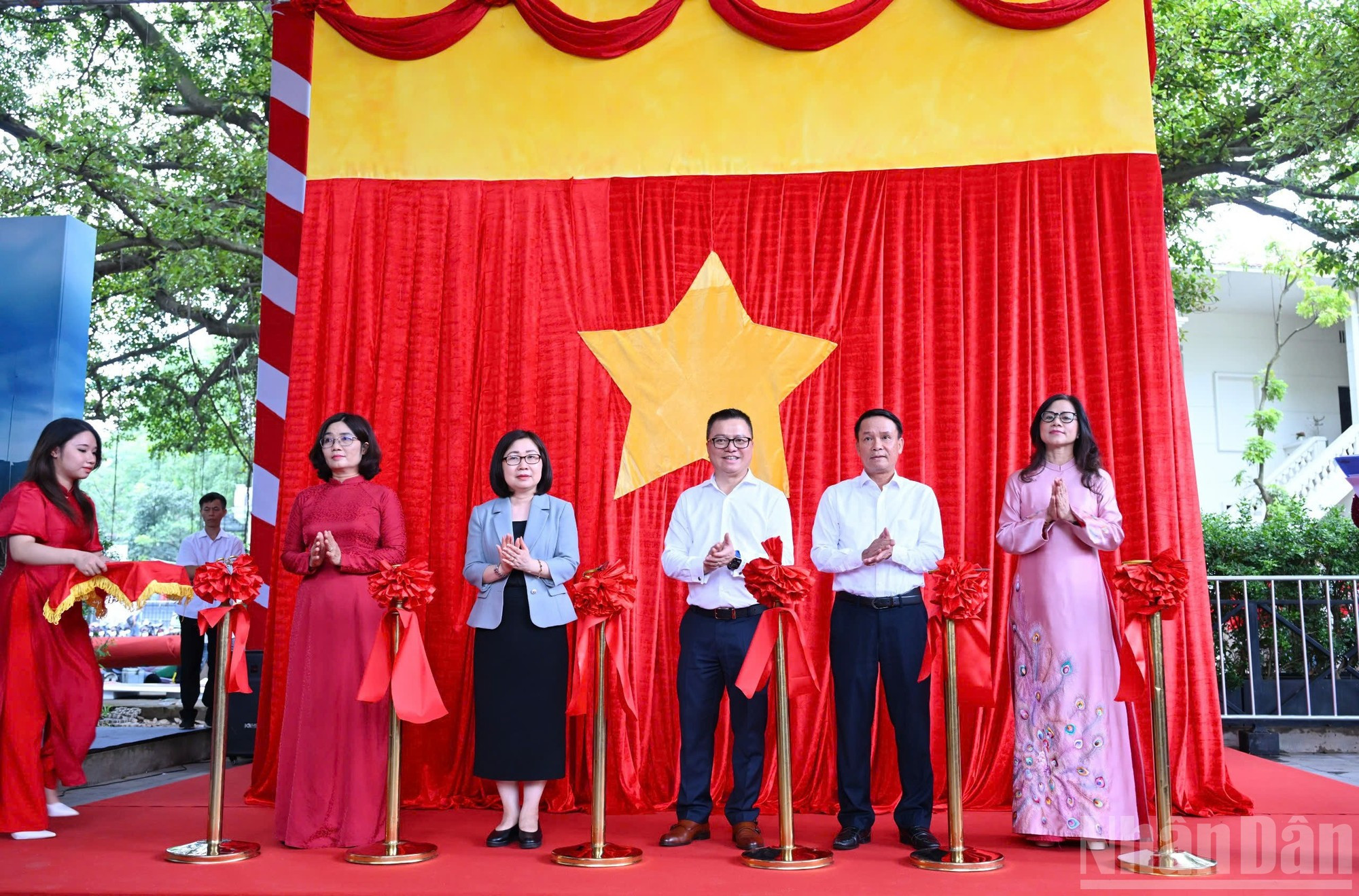 Delegados participan en el corte de cinta de inauguración de la exposición interactiva “80 años de gloria de la Patria - El camino hacia la Independencia”. Delegados participan en el corte de cinta de inauguración de la exposición interactiva “80 años de gloria de la Patria - El camino hacia la Independencia”.