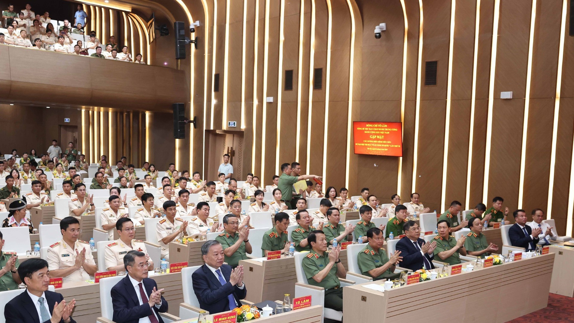 El líder partidista y los delegados en el encuentro. (Foto: Thong Nhat/VNA)