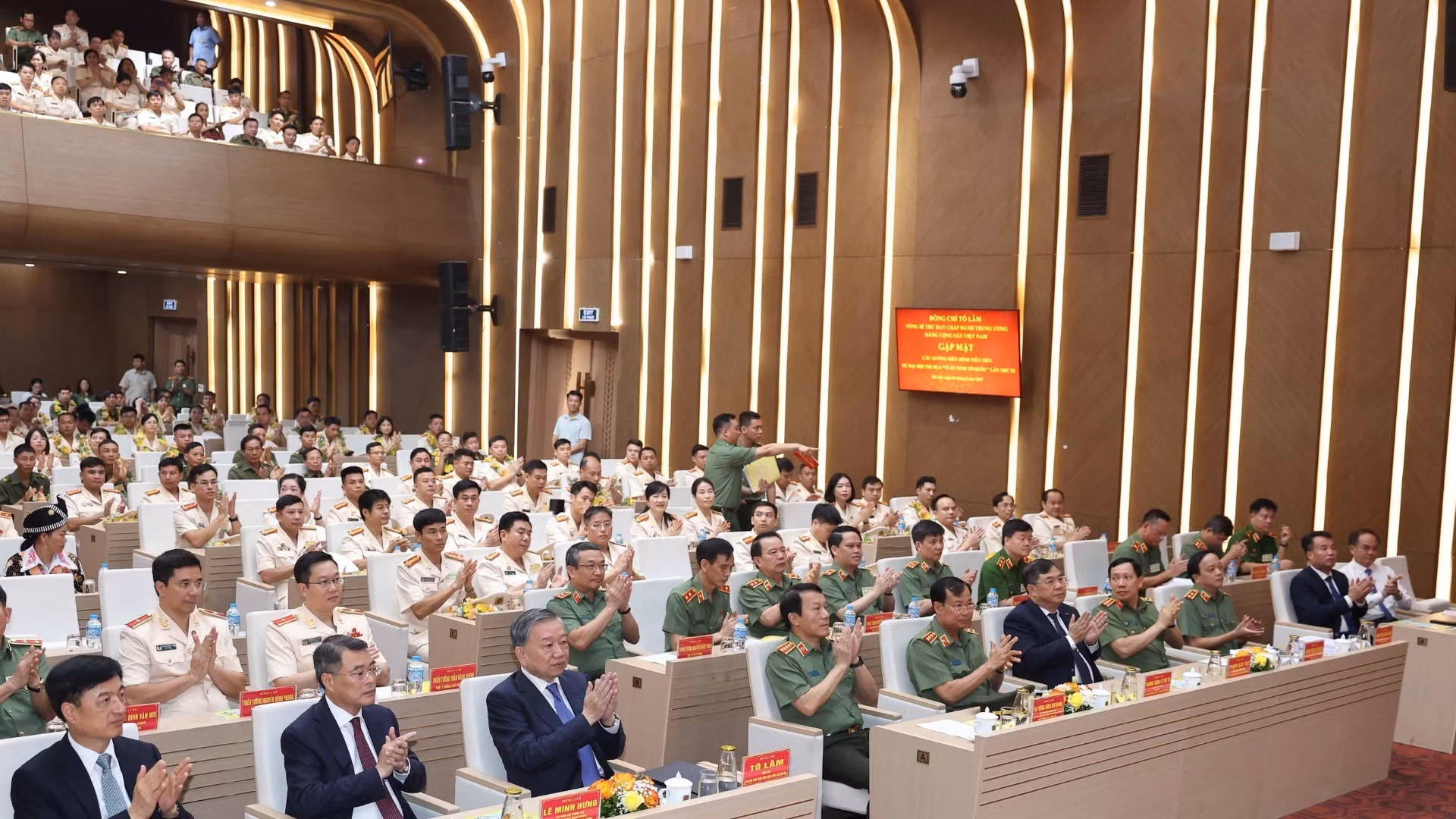 El líder partidista y los delegados en el encuentro. (Foto: Thong Nhat/VNA)