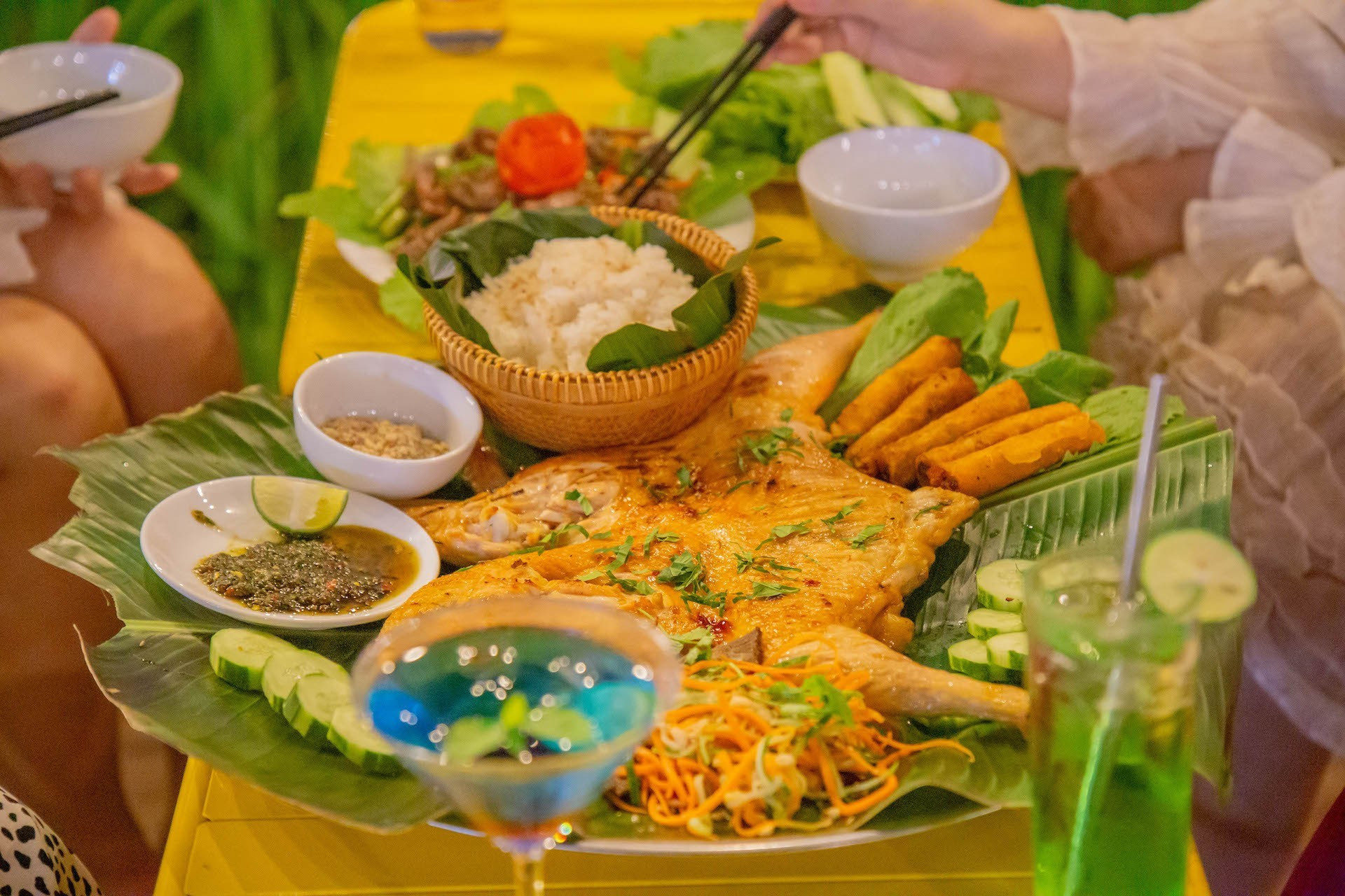 Los alimentos elaborados con productos locales no solo enriquecen la identidad gastronómica de la región, sino que también mejoran los ingresos de los agricultores. Los alimentos elaborados con productos locales no solo enriquecen la identidad gastronómica de la región, sino que también mejoran los ingresos de los agricultores.