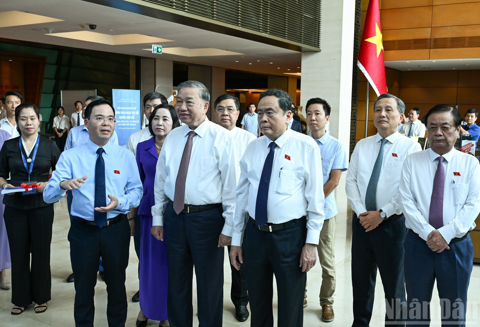 El secretario general del PCV To Lam, el presidente de la ANV, Tran Thanh Man, y los delegados visitan la exposición sobre los resultados de la transformación digital del órgano legislativo. El secretario general del PCV To Lam, el presidente de la ANV, Tran Thanh Man, y los delegados visitan la exposición sobre los resultados de la transformación digital del órgano legislativo.