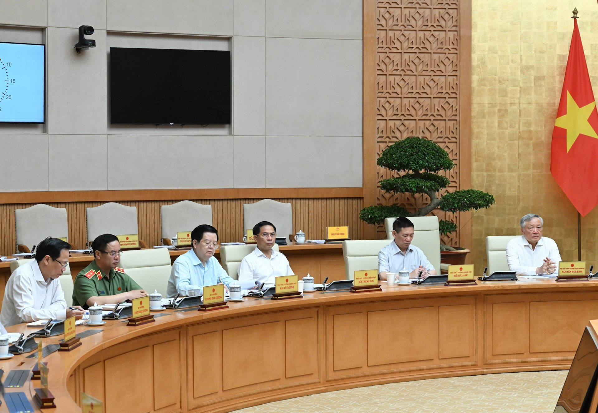 Miembros del Gobierno en la cita.