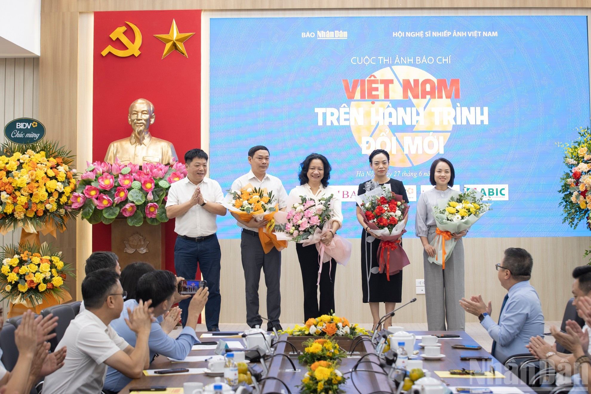 El Comité Organizador del concurso entrega flores y obsequios a los patrocinadores.