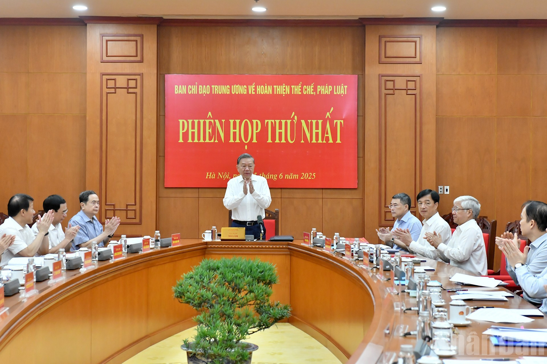 El secretario general del PCV, To Lam, preside la reunión.