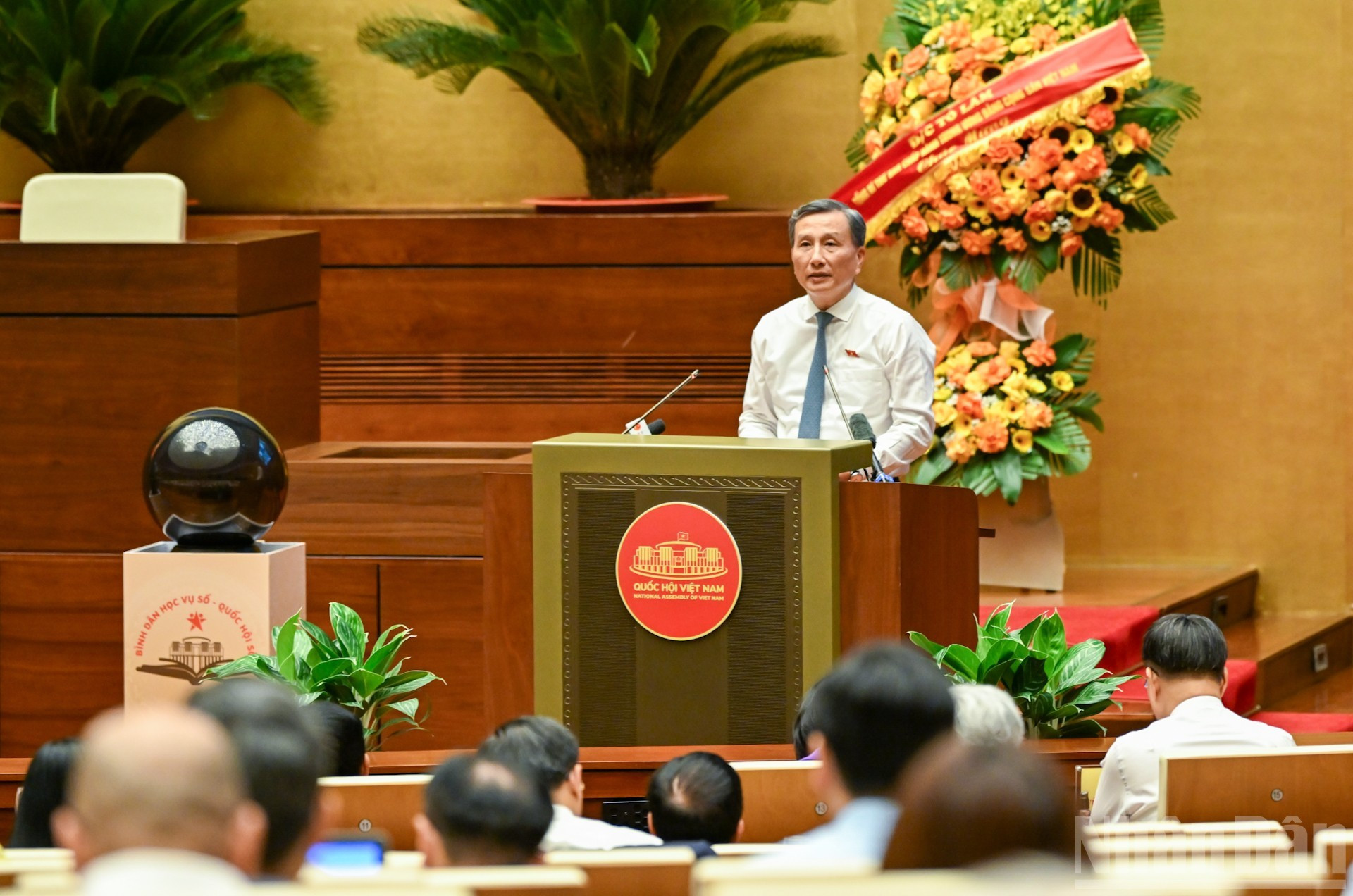 El presidente de la Comisión de Ciencia, Tecnología y Medio Ambiente del Parlamento, Le Quang Huy, presenta un informe en la conferencia. El presidente de la Comisión de Ciencia, Tecnología y Medio Ambiente del Parlamento, Le Quang Huy, presenta un informe en la conferencia.