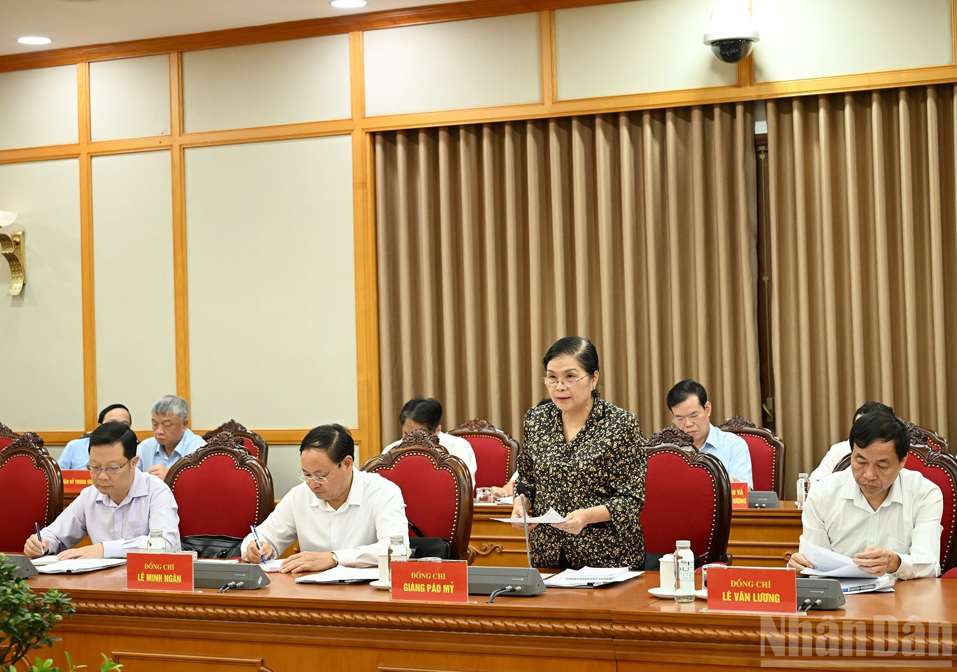 La secretaria del Comité partidista de Lai Chau, Giang Pao My, presenta un informe. La secretaria del Comité partidista de Lai Chau, Giang Pao My, presenta un informe.