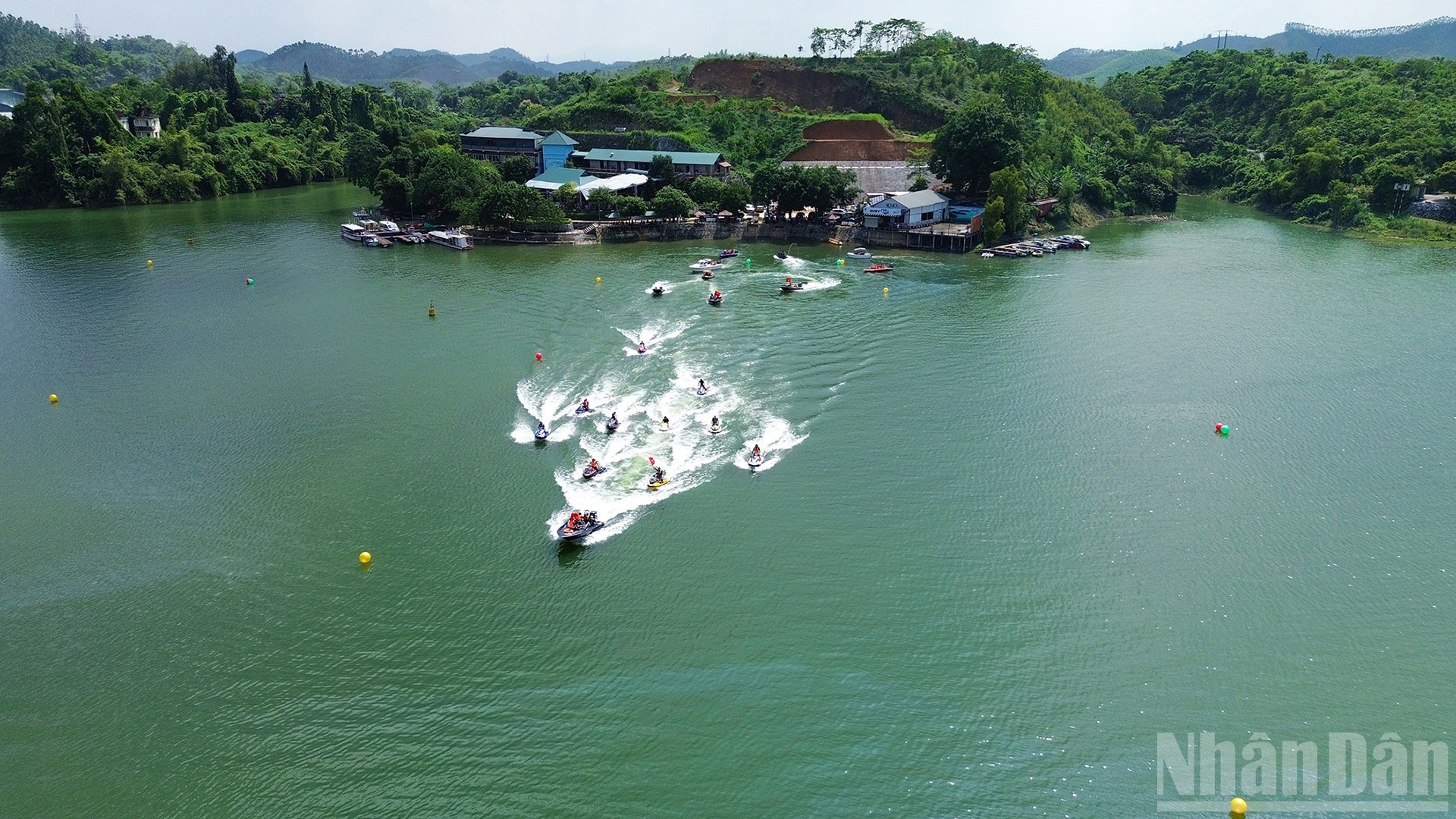 Visitantes nacionales y extranjeros disfrutan de diversas actividades de deportes acuáticos en el lago.