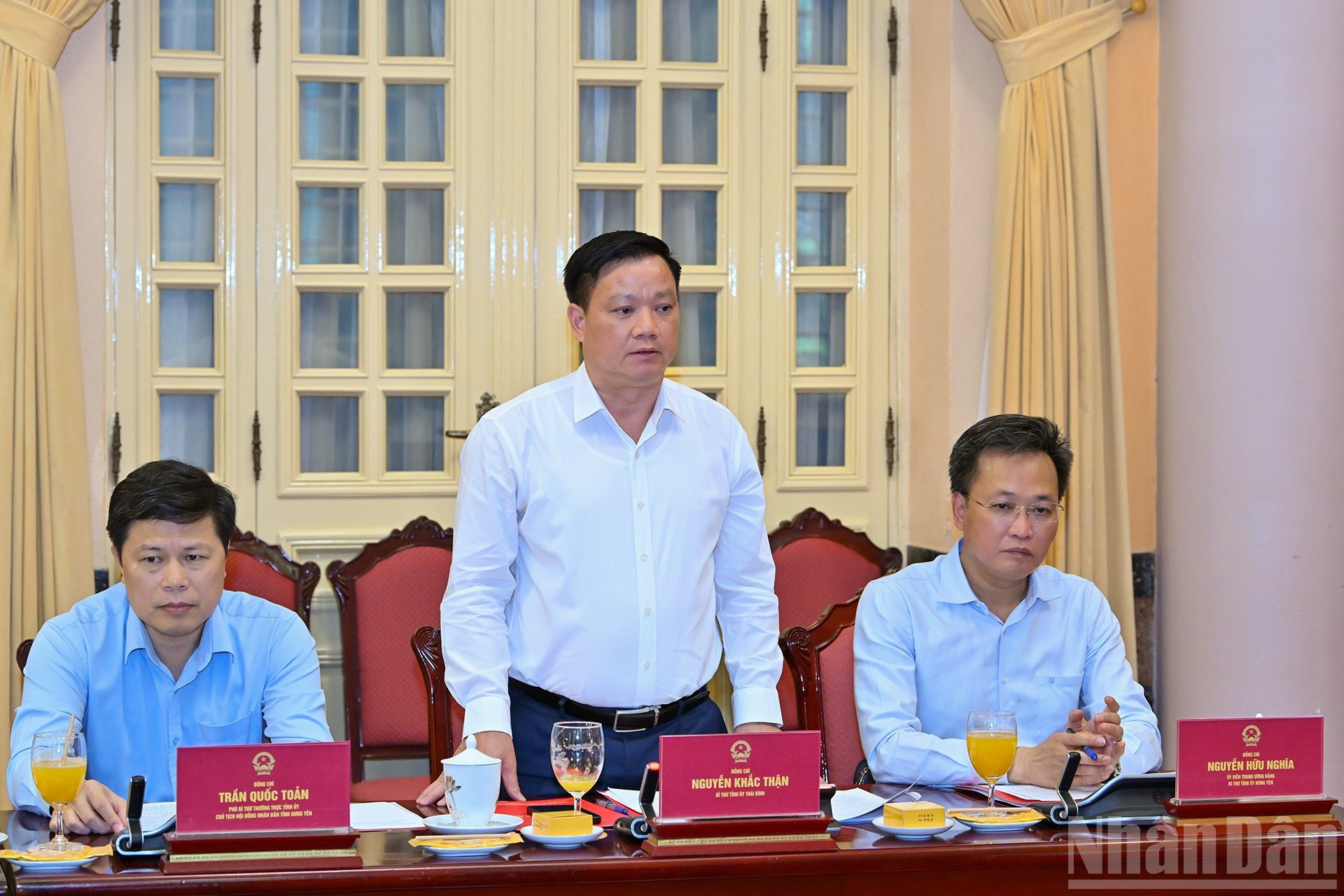 Nguyen Khac Than, secretario del Comité partidista de Thai Binh, expone sus opiniones. Nguyen Khac Than, secretario del Comité partidista de Thai Binh, expone sus opiniones.
