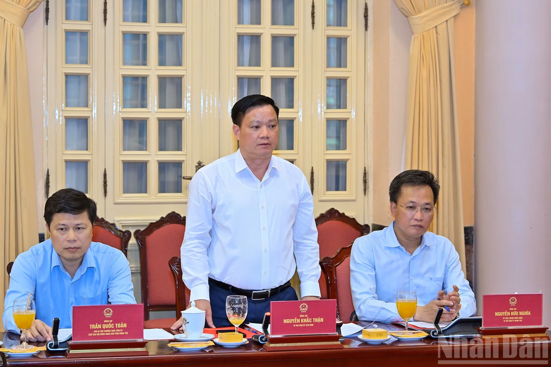 Nguyen Khac Than, secretario del Comité partidista de Thai Binh, expone sus opiniones.