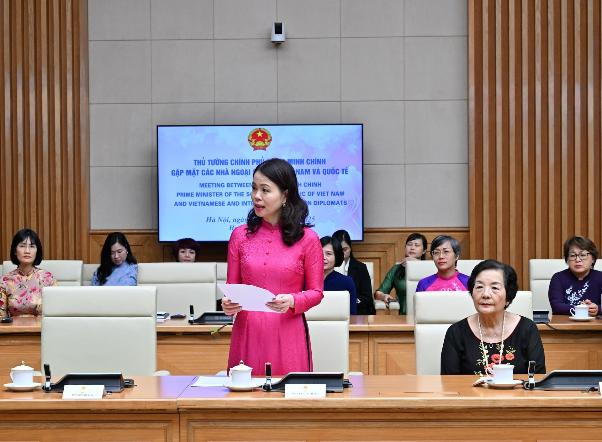 La viceministra de Relaciones Exteriores de Vietnam, Nguyen Minh Hang, pronuncia un discurso en el evento. La viceministra de Relaciones Exteriores de Vietnam, Nguyen Minh Hang, pronuncia un discurso en el evento.