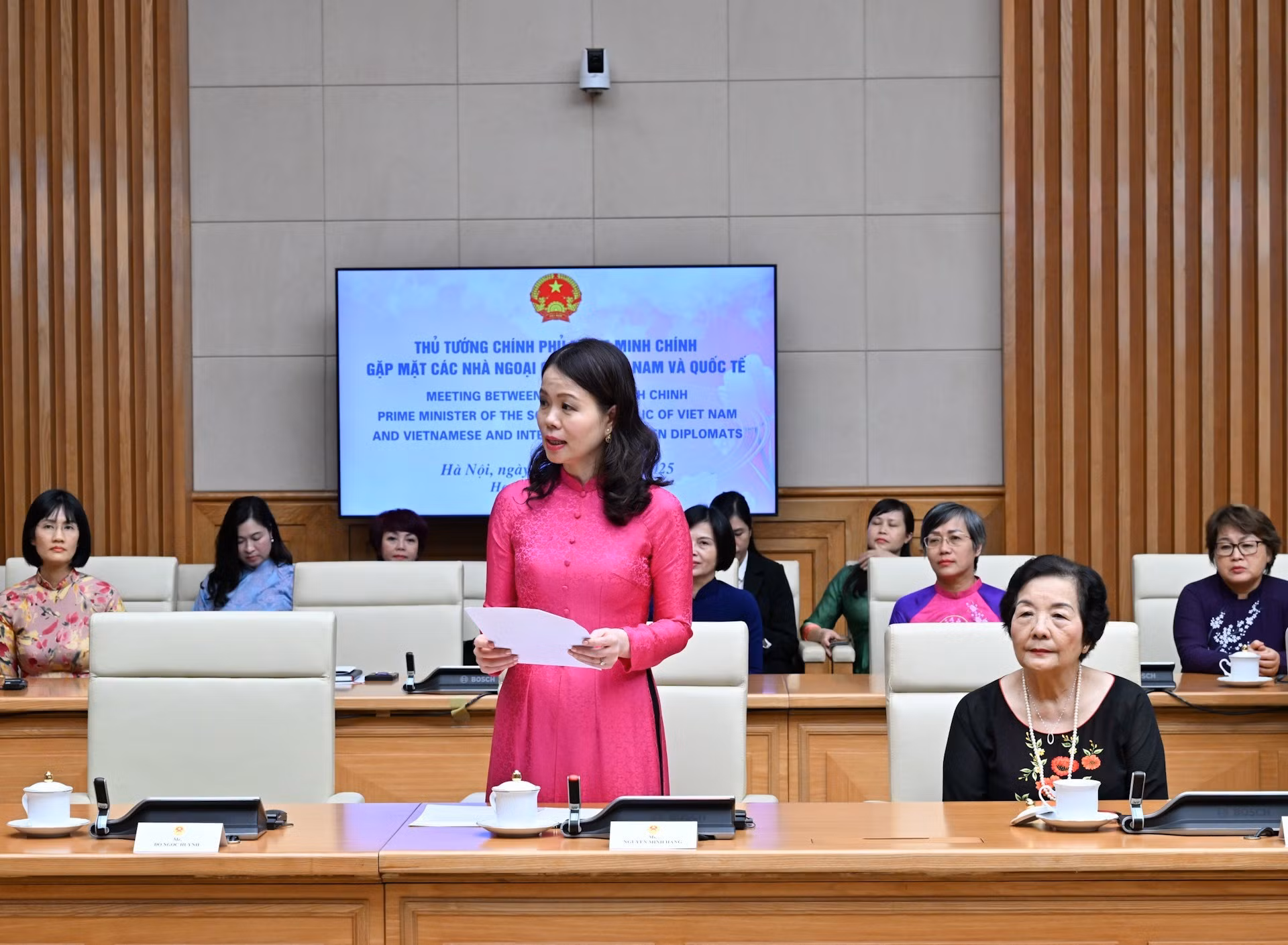 La viceministra de Relaciones Exteriores de Vietnam, Nguyen Minh Hang, pronuncia un discurso en el evento.