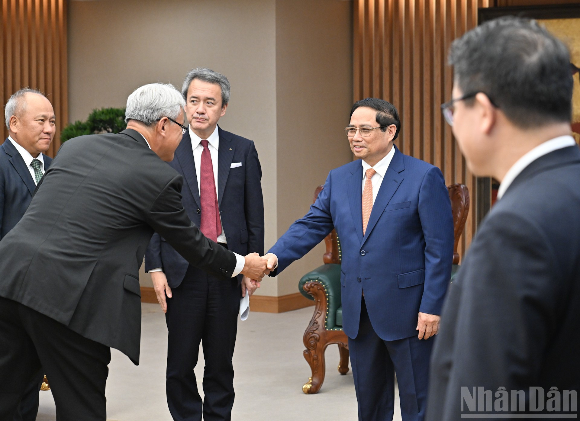 El primer ministro Pham Minh Chinh recibe a los miembros de la delegación que acompaña al director general del Grupo Marubeni.