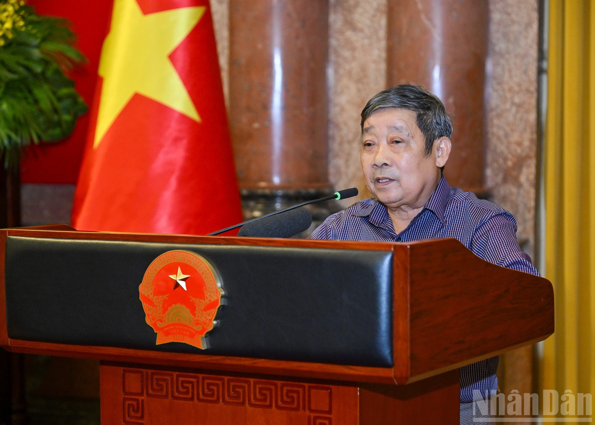 El Artesano Eminente Nguyen Van Trung, de la aldea de cestería de bambú y ratán de Phu Vinh, interviene en el encuentro.