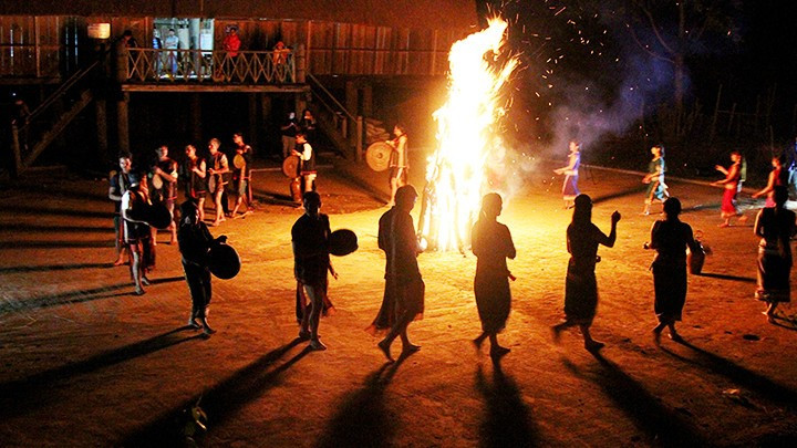 En la aldea Mơ Nam de Tay Nguyen se celebra una vibrante noche de festival del gong, un instrumento tradicional de percusión de esta región. En la aldea Mơ Nam de Tay Nguyen se celebra una vibrante noche de festival del gong, un instrumento tradicional de percusión de esta región.