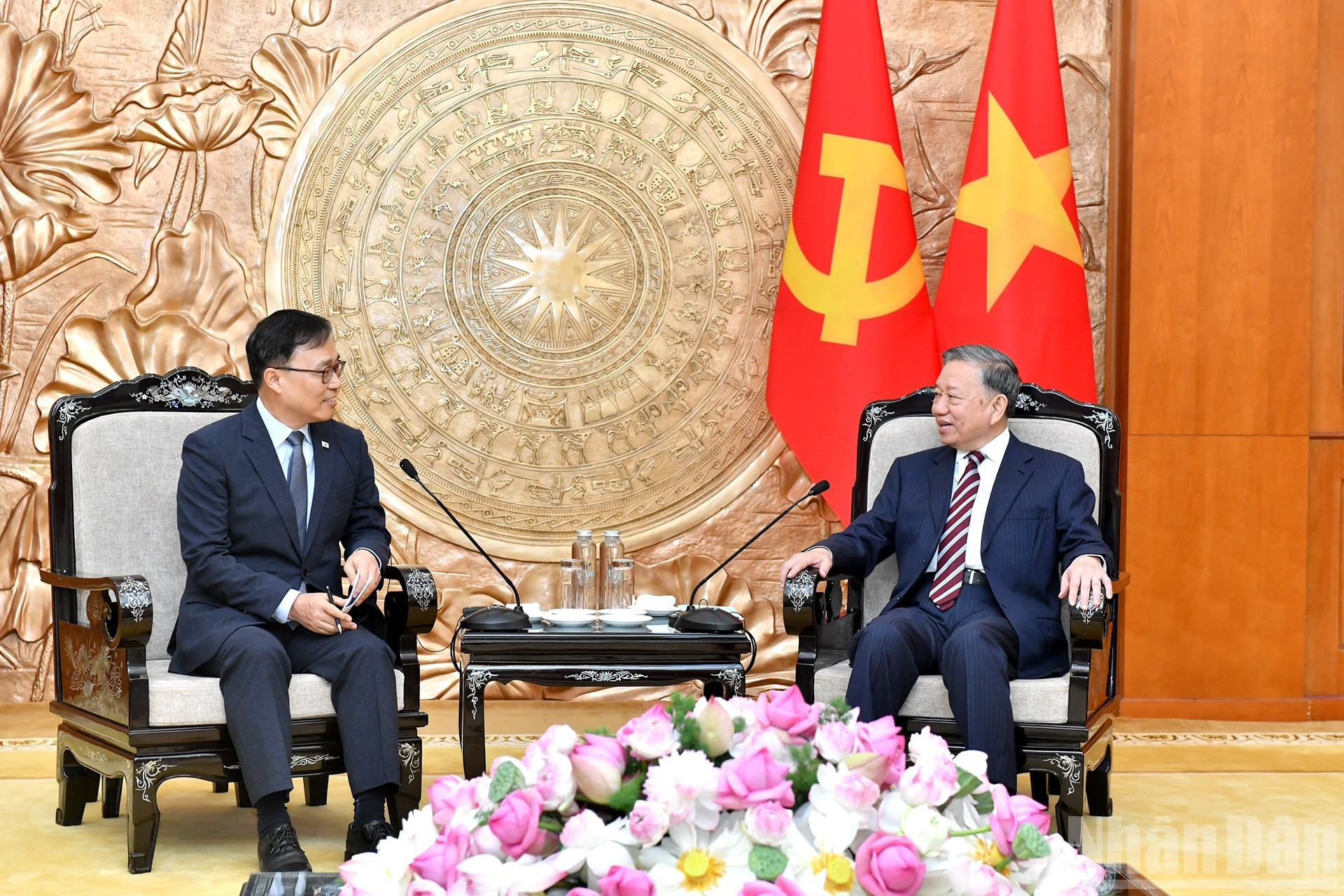 El secretario general To Lam recibe al embajador de Corea del Sur en Vietnam, Choi Young Sam.