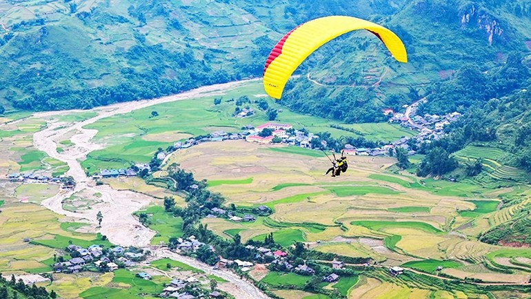 Volar en parapente sobre el paso de Khau Pha es una experiencia inolvidable para los turistas. Volar en parapente sobre el paso de Khau Pha es una experiencia inolvidable para los turistas.