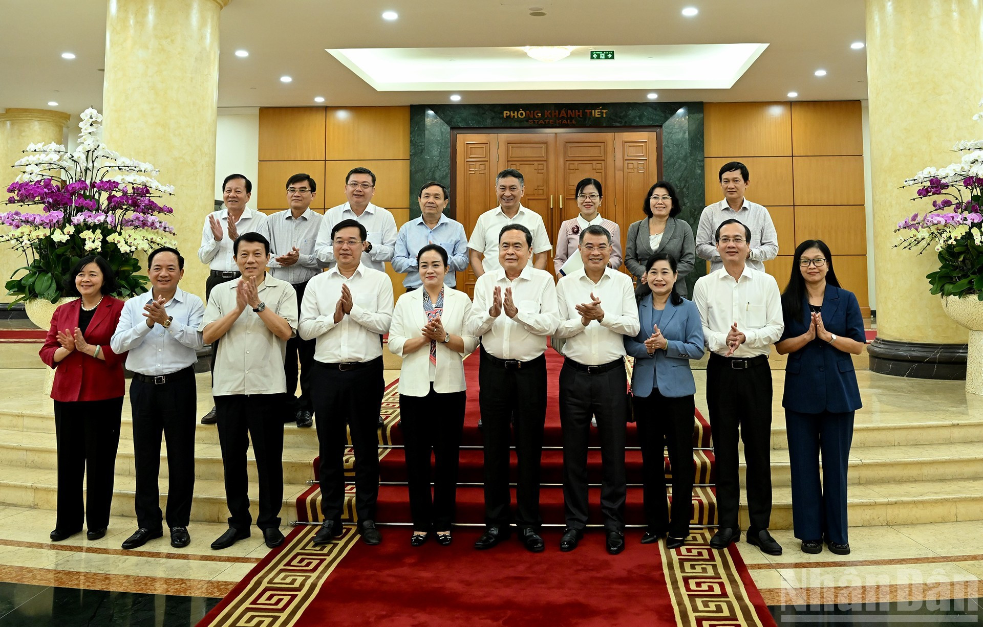 El presidente de la ANV, Tran Thanh Man, junto con miembros del Buró Político, el Secretariado y los delegados en la reunión con la Junta Permanente del Comité del Partido de Dong Thap. El presidente de la ANV, Tran Thanh Man, junto con miembros del Buró Político, el Secretariado y los delegados en la reunión con la Junta Permanente del Comité del Partido de Dong Thap.