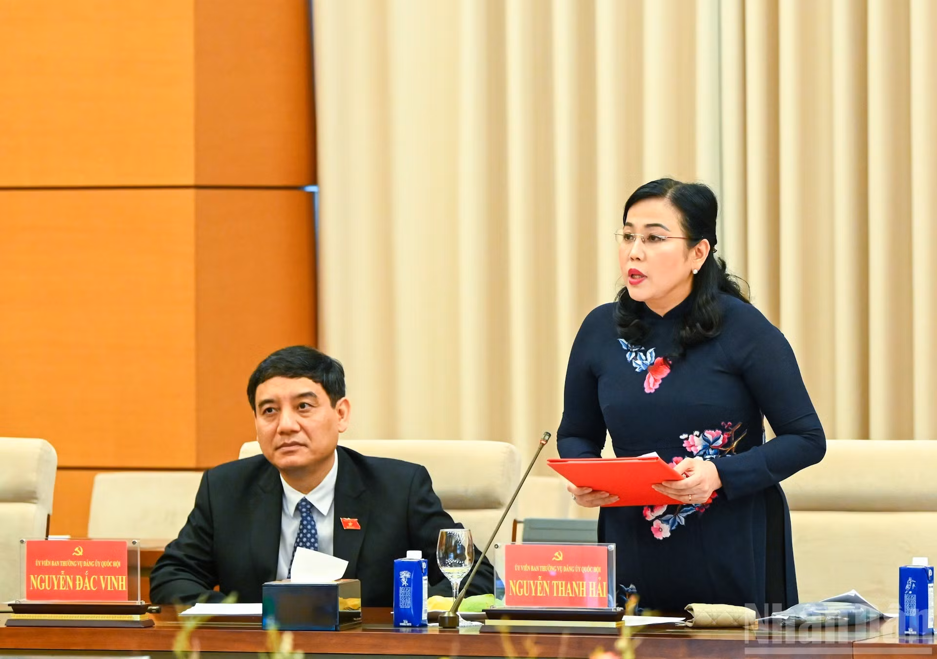 La jefa del Comité de Asuntos de Delegaciones del Parlamento, Nguyen Thanh Hai, anuncia las decisiones del Buró Político, del Secretariado del Partido y la resolución del Comité Permanente de la Asamblea Nacional sobre trabajo de personal.