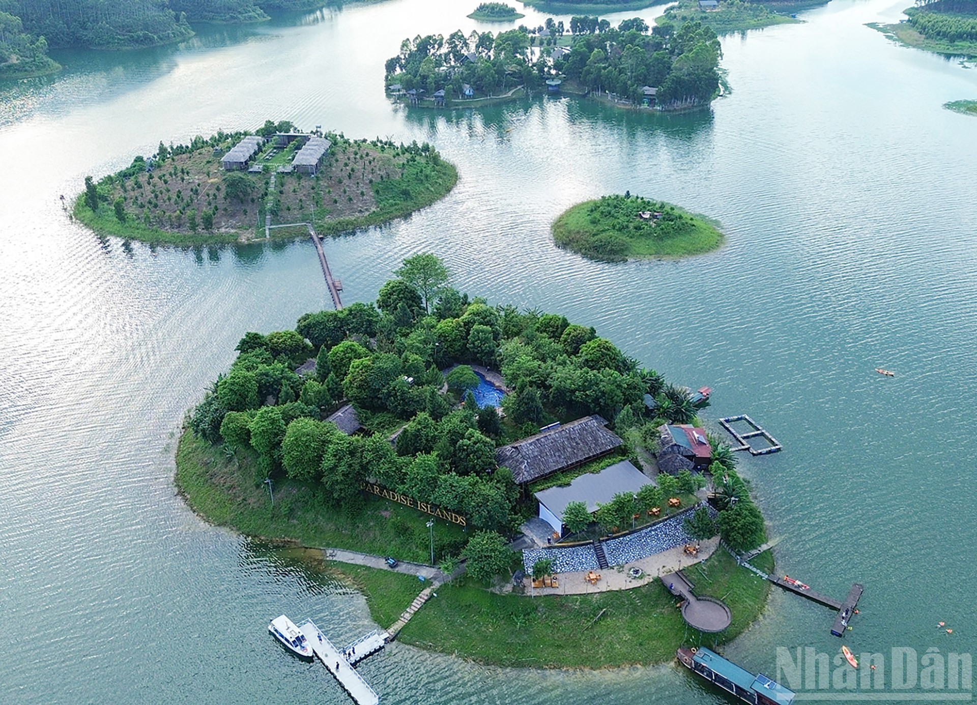 Vista panorámica del complejo turístico Thac Ba Paradise, situado en una isla con una casa común, seis bungalós independientes y una piscina central.