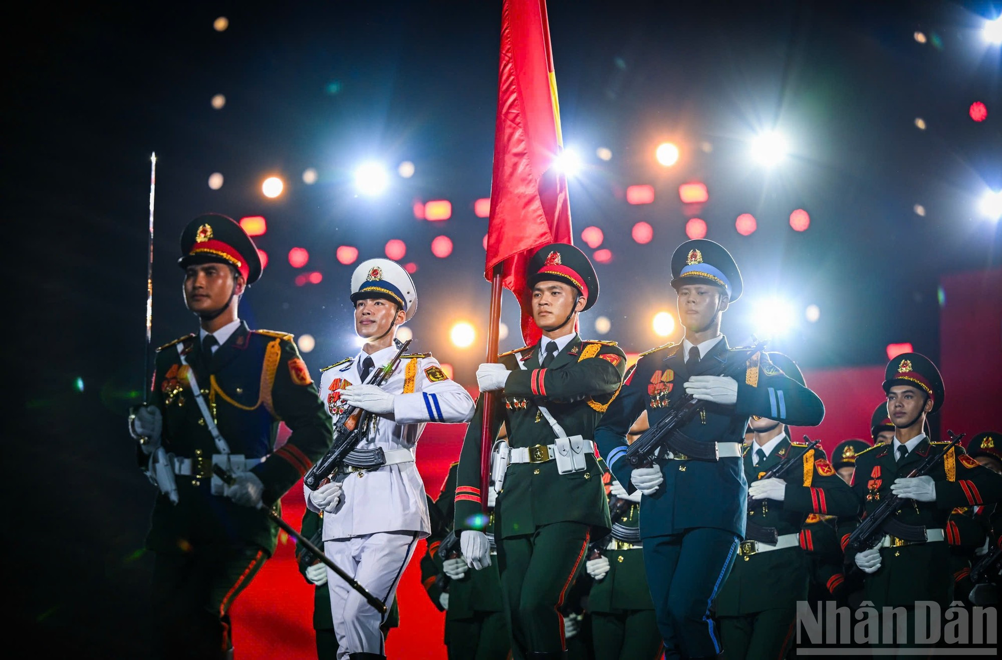 Además de los números artísticos, el ensayo cuenta con la presencia de 68 militares de la Escuela de Oficiales del Ejército de Tierra nº 1, quienes representaron al Ejército Popular de Vietnam en el desfile en la Plaza Roja de Moscú, de Rusia. Además de los números artísticos, el ensayo cuenta con la presencia de 68 militares de la Escuela de Oficiales del Ejército de Tierra nº 1, quienes representaron al Ejército Popular de Vietnam en el desfile en la Plaza Roja de Moscú, de Rusia.