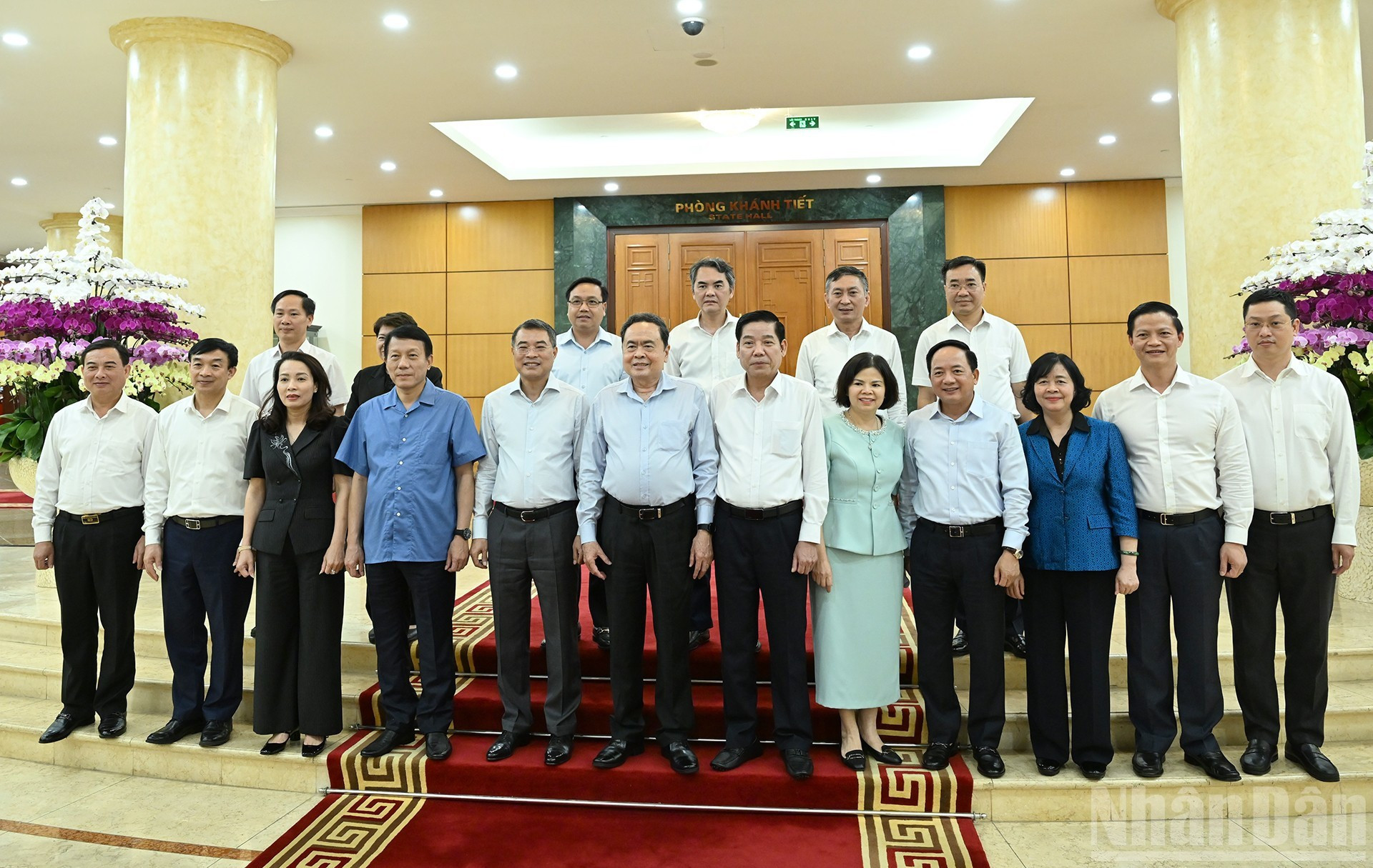 El presidente del Parlamento, Tran Thanh Man, junto con miembros del Buró Político y del Secretariado del PCV y la Junta Ejecutiva del Comité partidista de Bac Ninh. El presidente del Parlamento, Tran Thanh Man, junto con miembros del Buró Político y del Secretariado del PCV y la Junta Ejecutiva del Comité partidista de Bac Ninh.