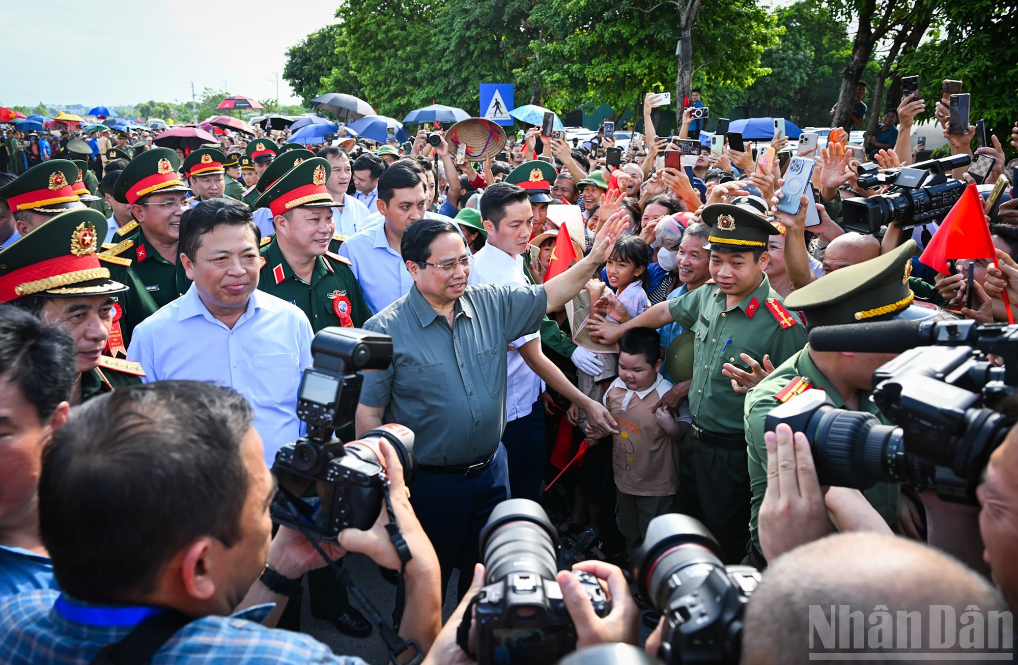 Según el primer ministro Pham Minh Chinh, el nuevo puente de Phong Chau simboliza el lazo del pueblo con el Partido, el Estado y el heroico Ejército Popular de Vietnam. Según el primer ministro Pham Minh Chinh, el nuevo puente de Phong Chau simboliza el lazo del pueblo con el Partido, el Estado y el heroico Ejército Popular de Vietnam.