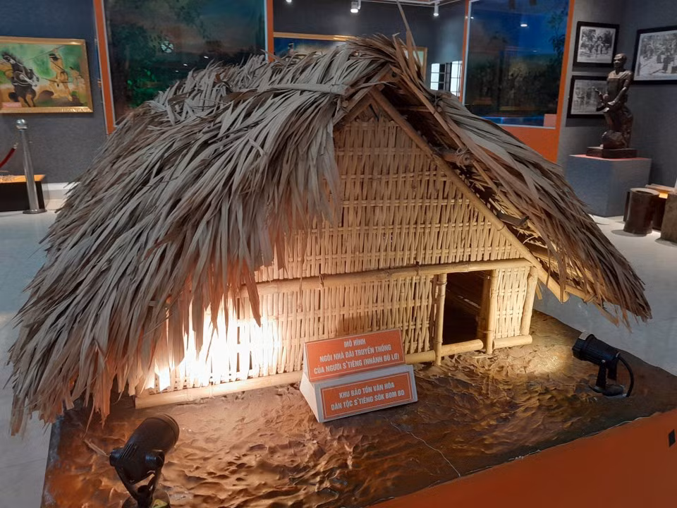 El modelo tradicional de casa comunal es un espacio cultural típico del pueblo S’tieng. (Foto: VNA)