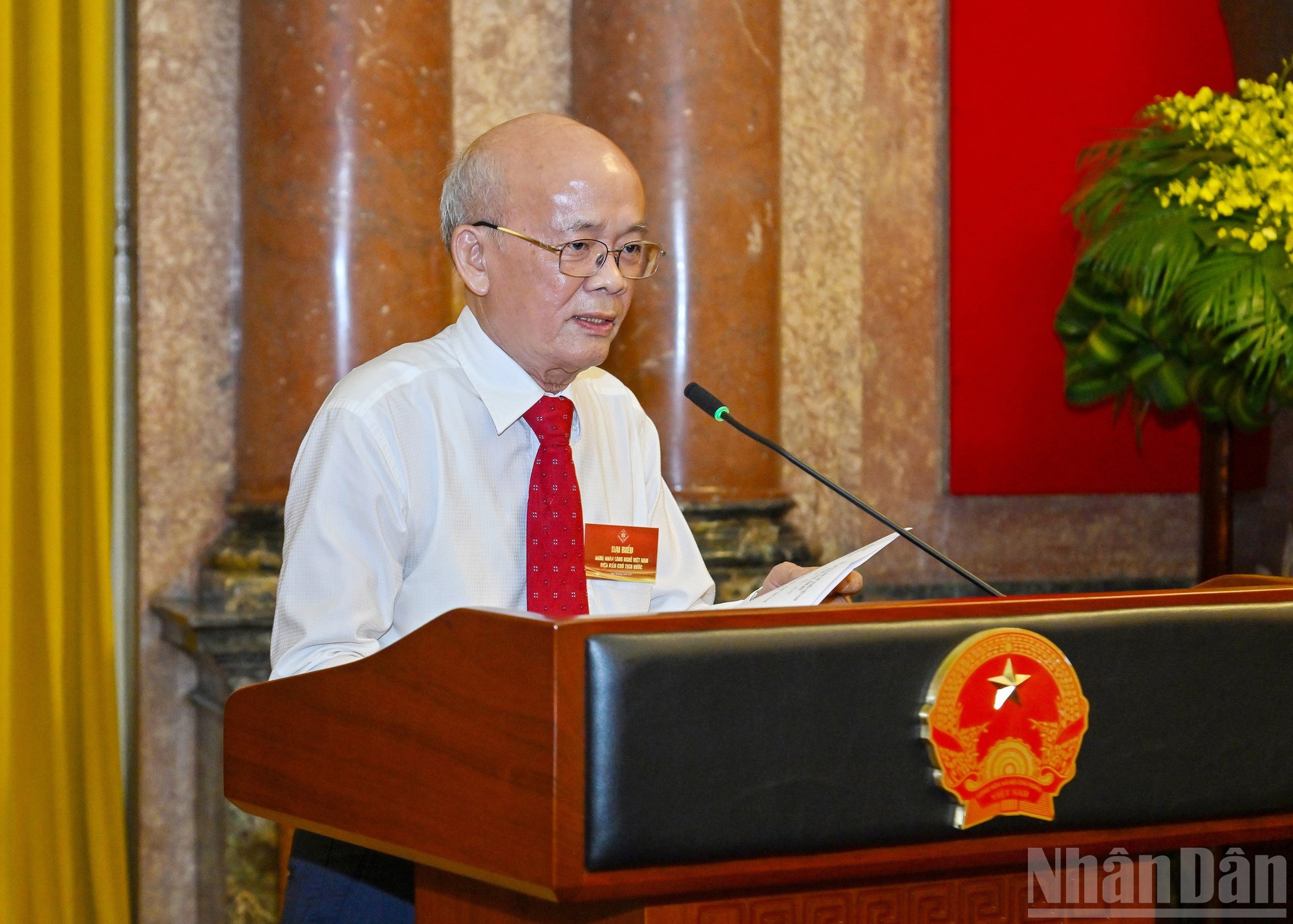 Trinh Quoc Dat, presidente de la Asociación de Aldeas Artesanales de Vietnam, presenta un informe en el encuentro.